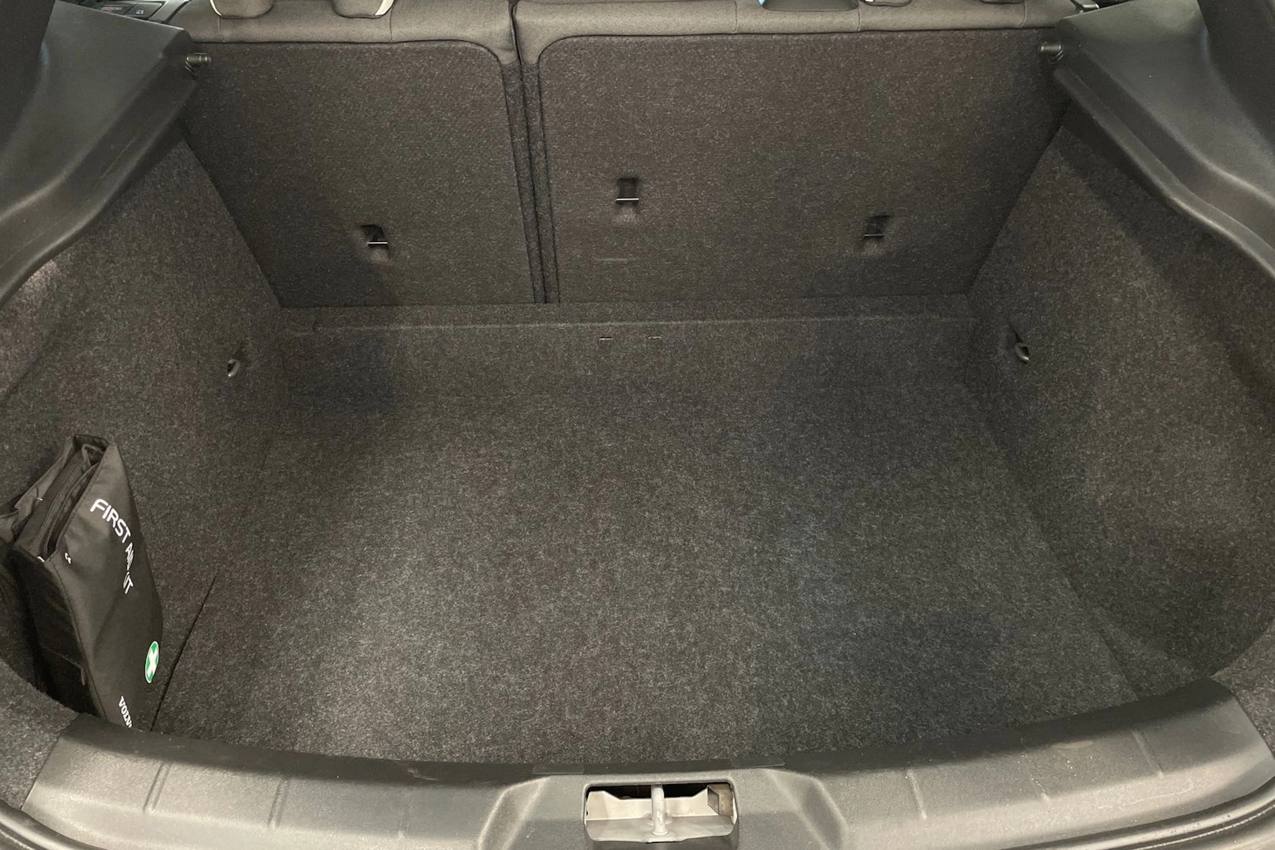 musta Volvo V40 2019 kuva 20.