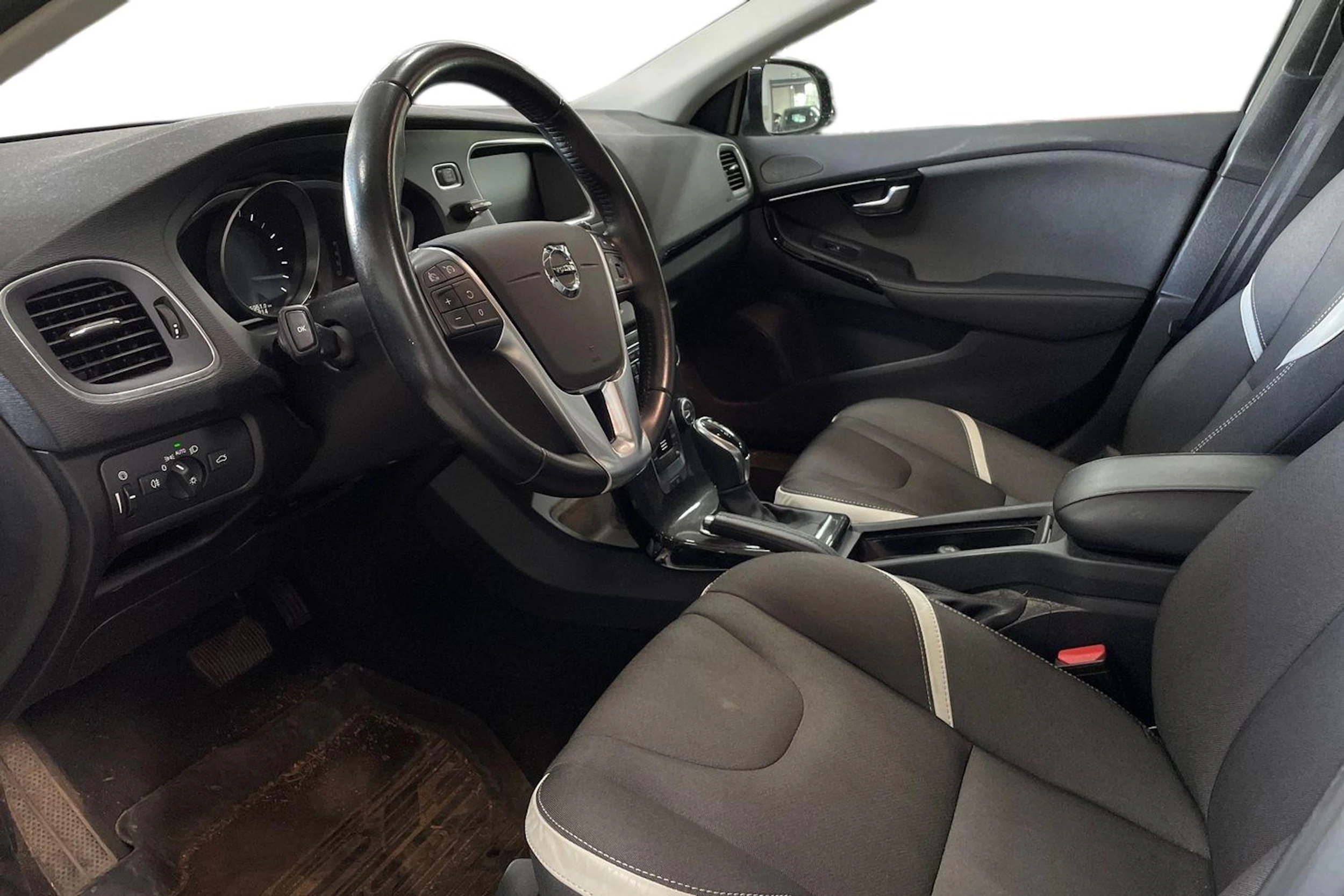 Harmaa Volvo V40 2019 kuva 3.