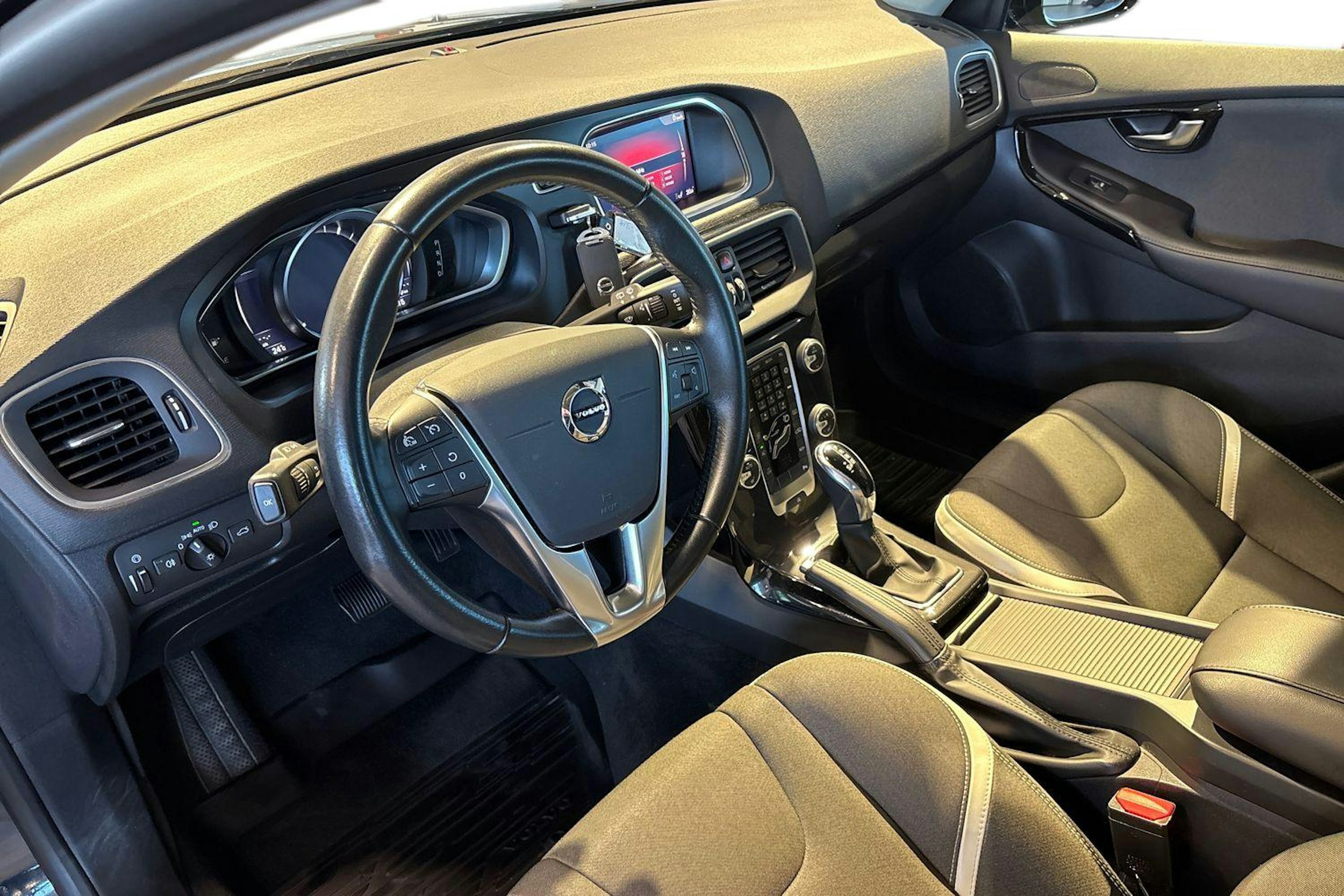Musta Volvo V40 2019 kuva 7.