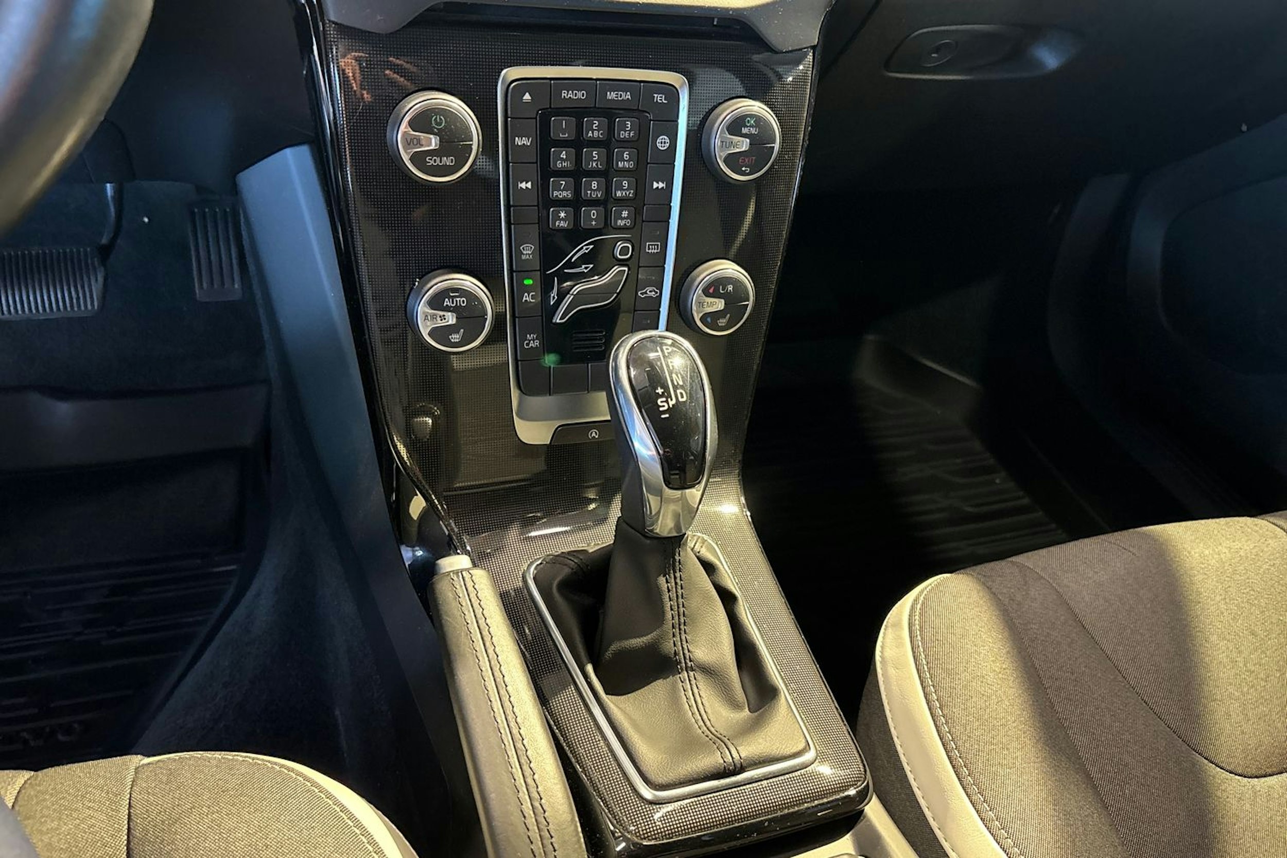 Musta Volvo V40 2019 kuva 16.