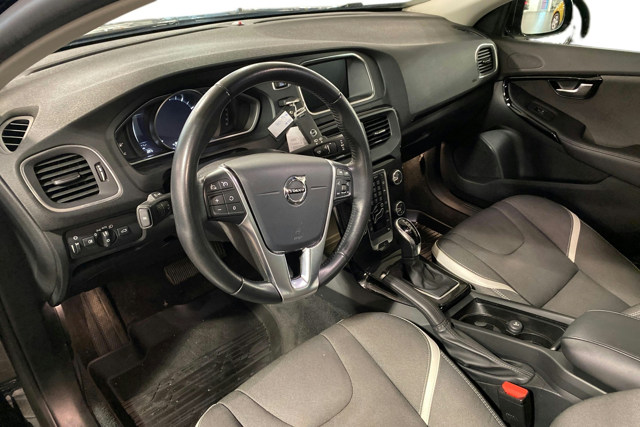 musta Volvo V40 2019 kuva 7.