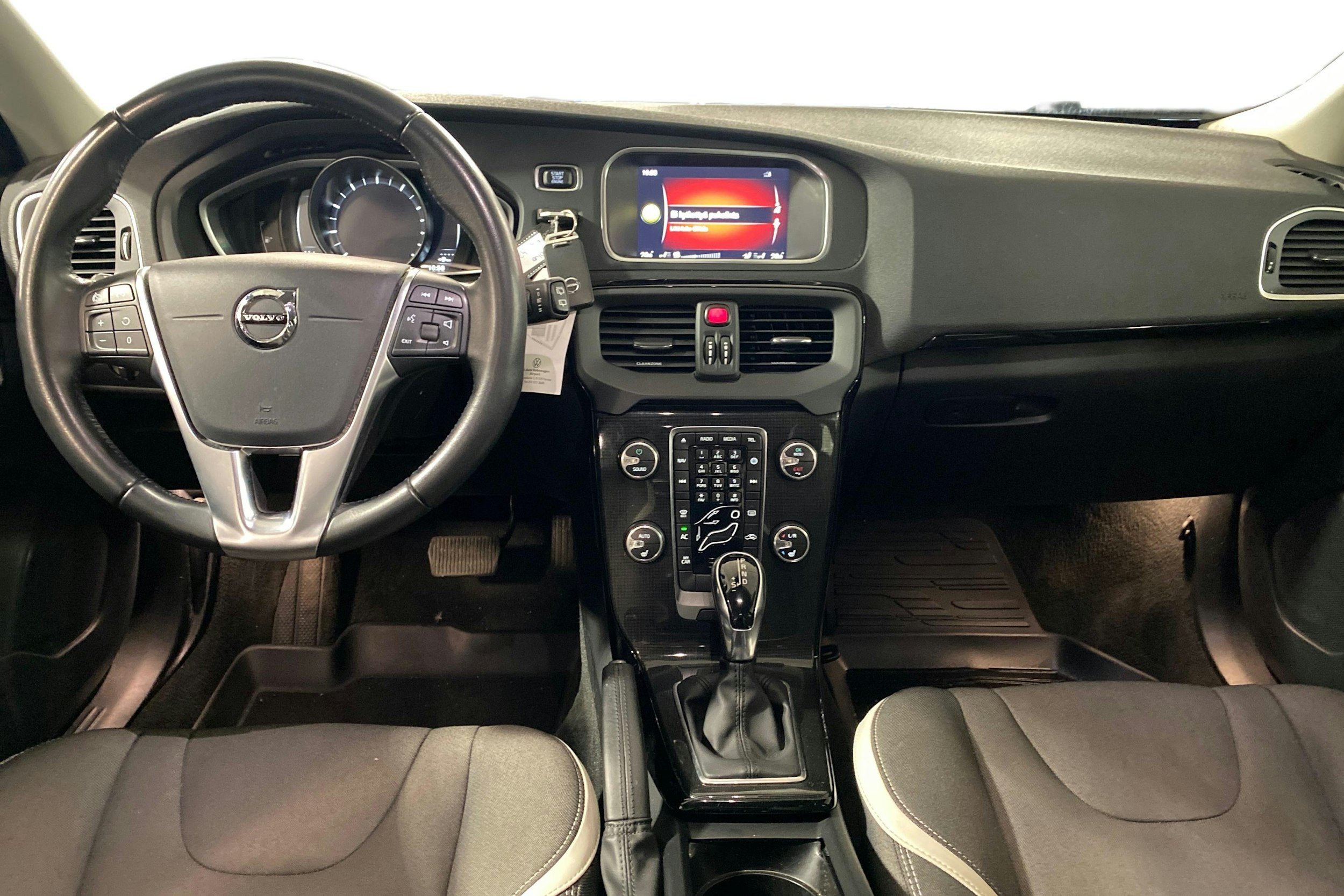 musta Volvo V40 2019 kuva 9.