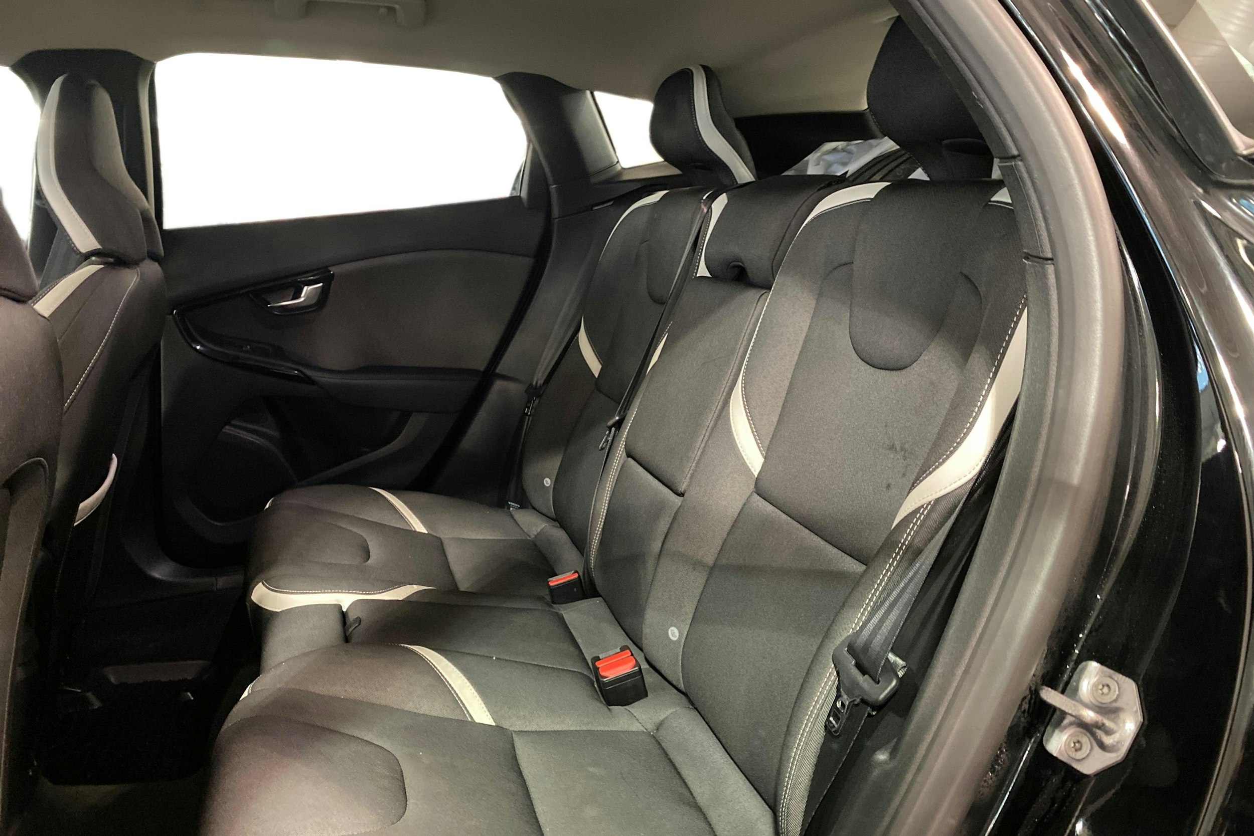 musta Volvo V40 2019 kuva 10.