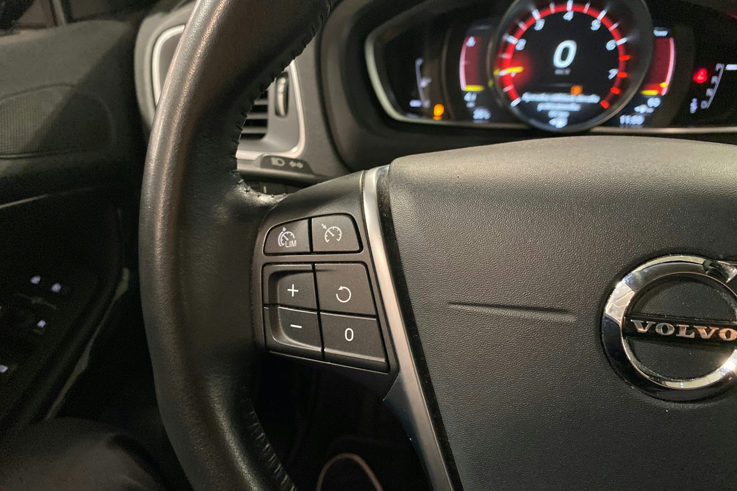 musta Volvo V40 2019 kuva 14.