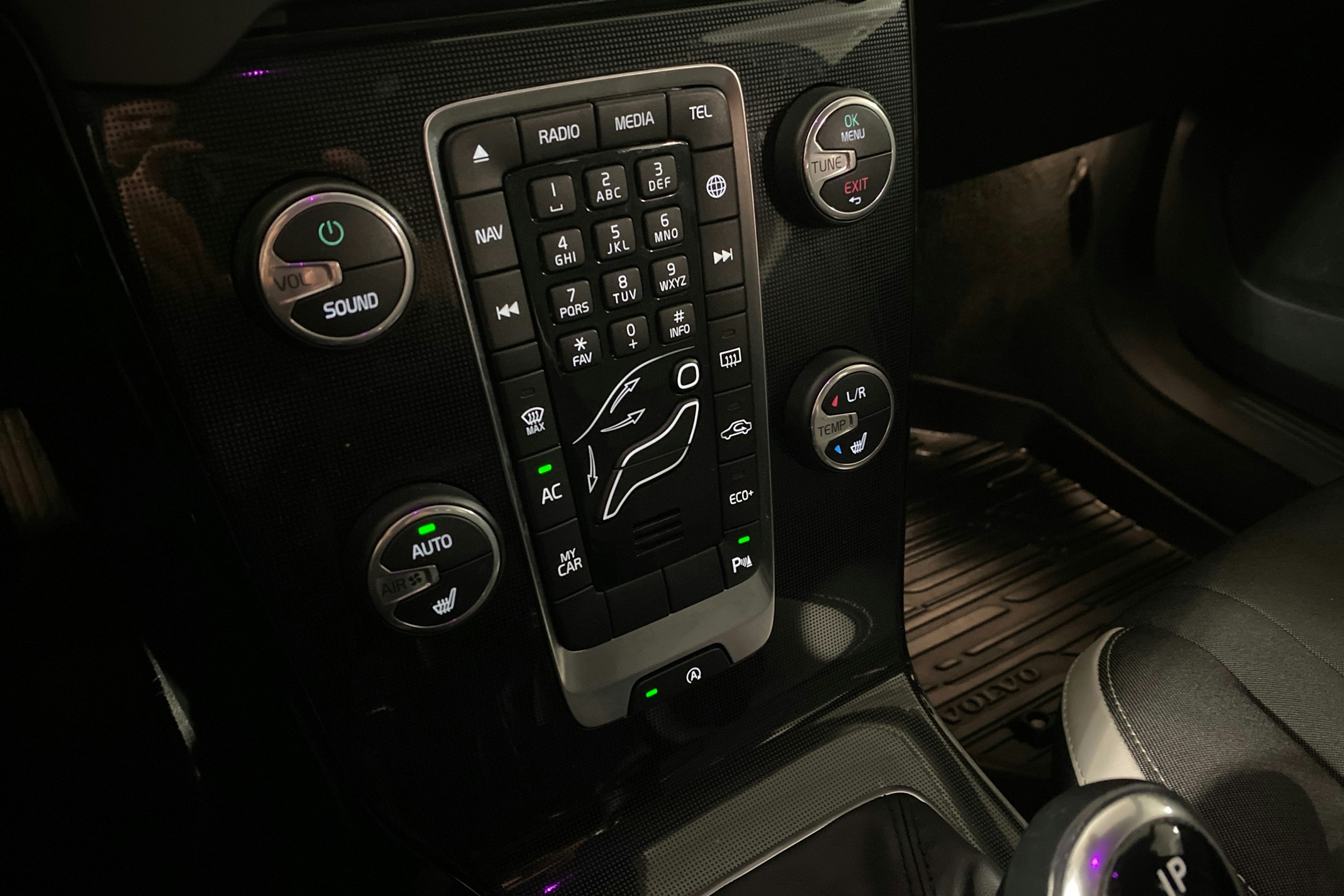 musta Volvo V40 2019 kuva 17.