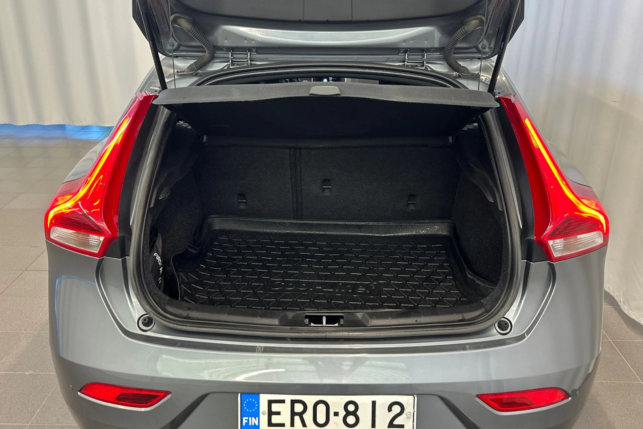 harmaa Volvo V40 2019 kuva 13.