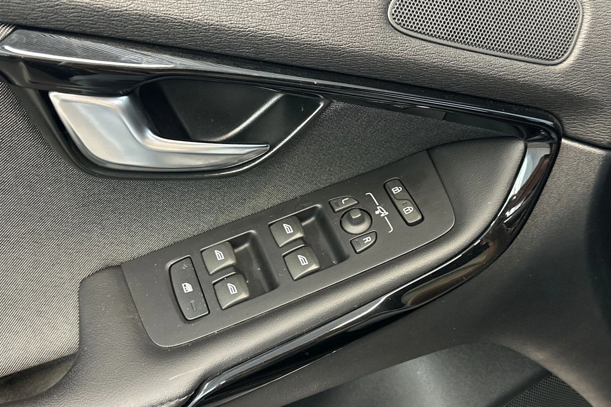 harmaa Volvo V40 2019 kuva 14.