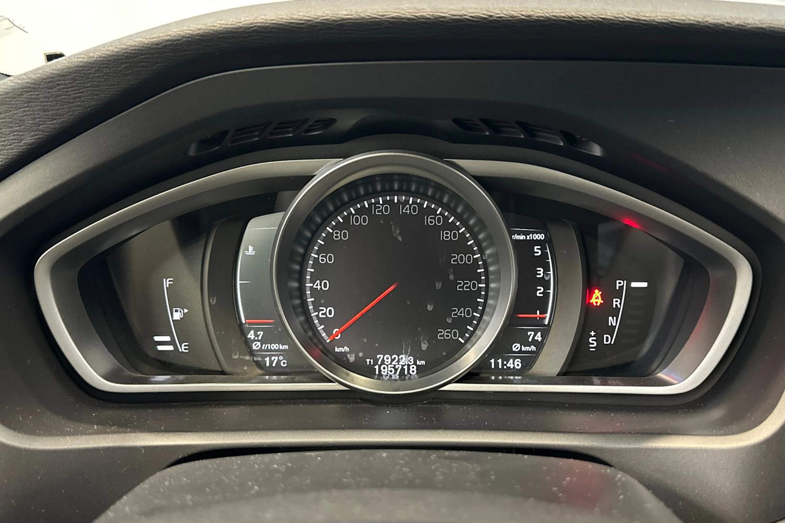 harmaa Volvo V40 2019 kuva 18.