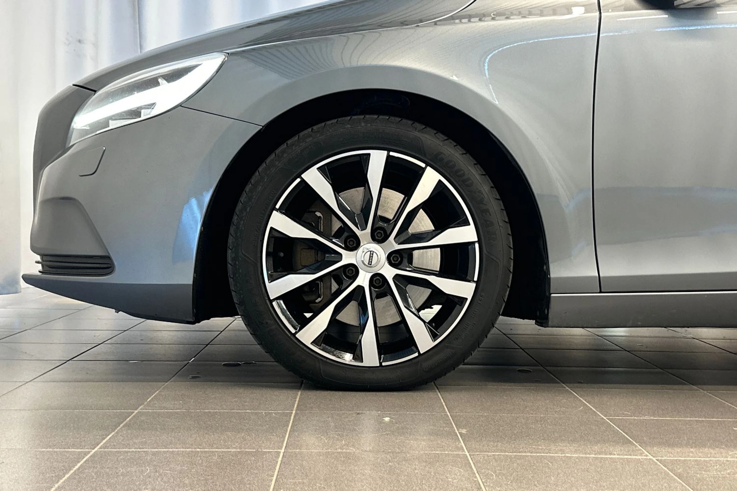 harmaa Volvo V40 2019 kuva 23.