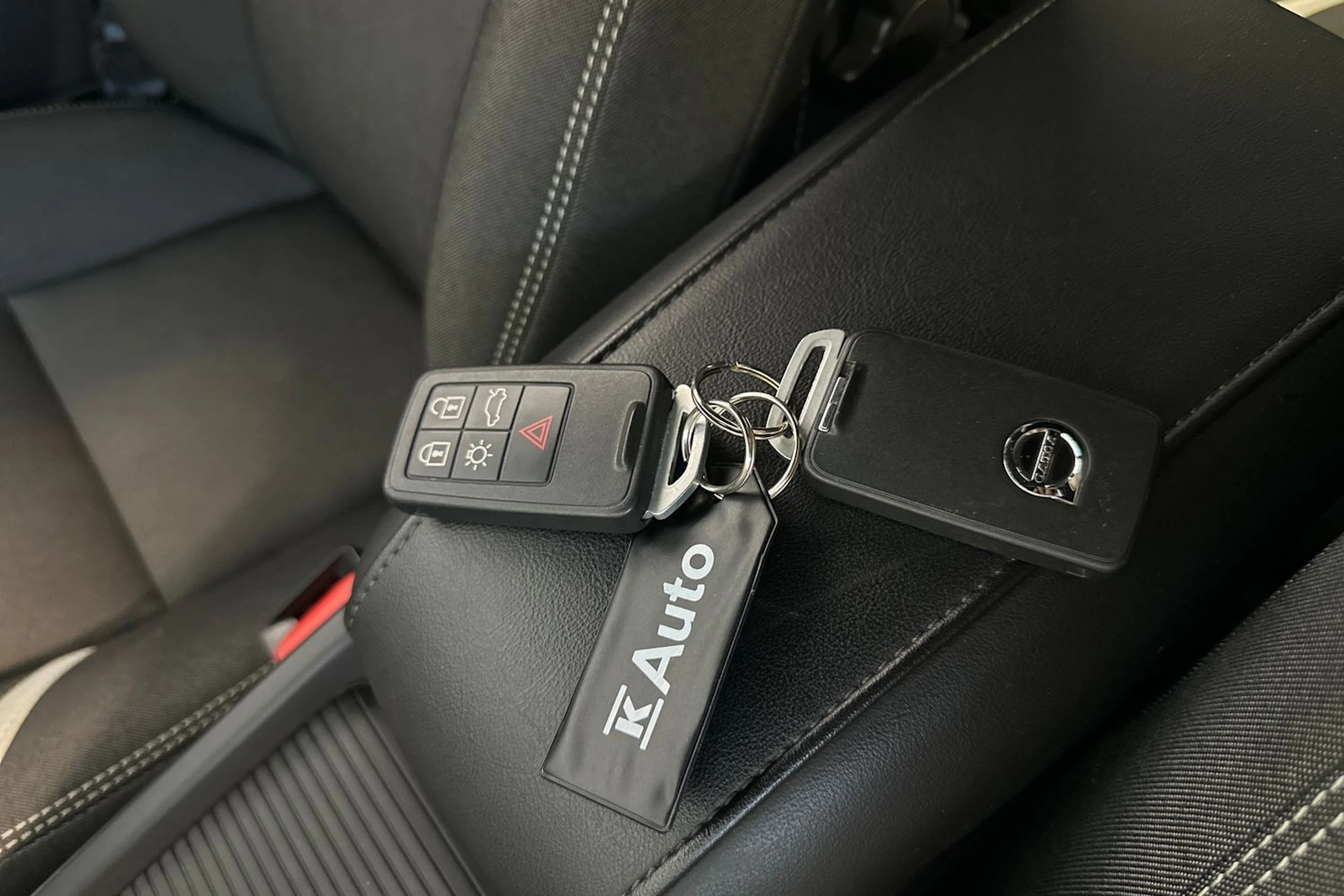 harmaa Volvo V40 2019 kuva 26.