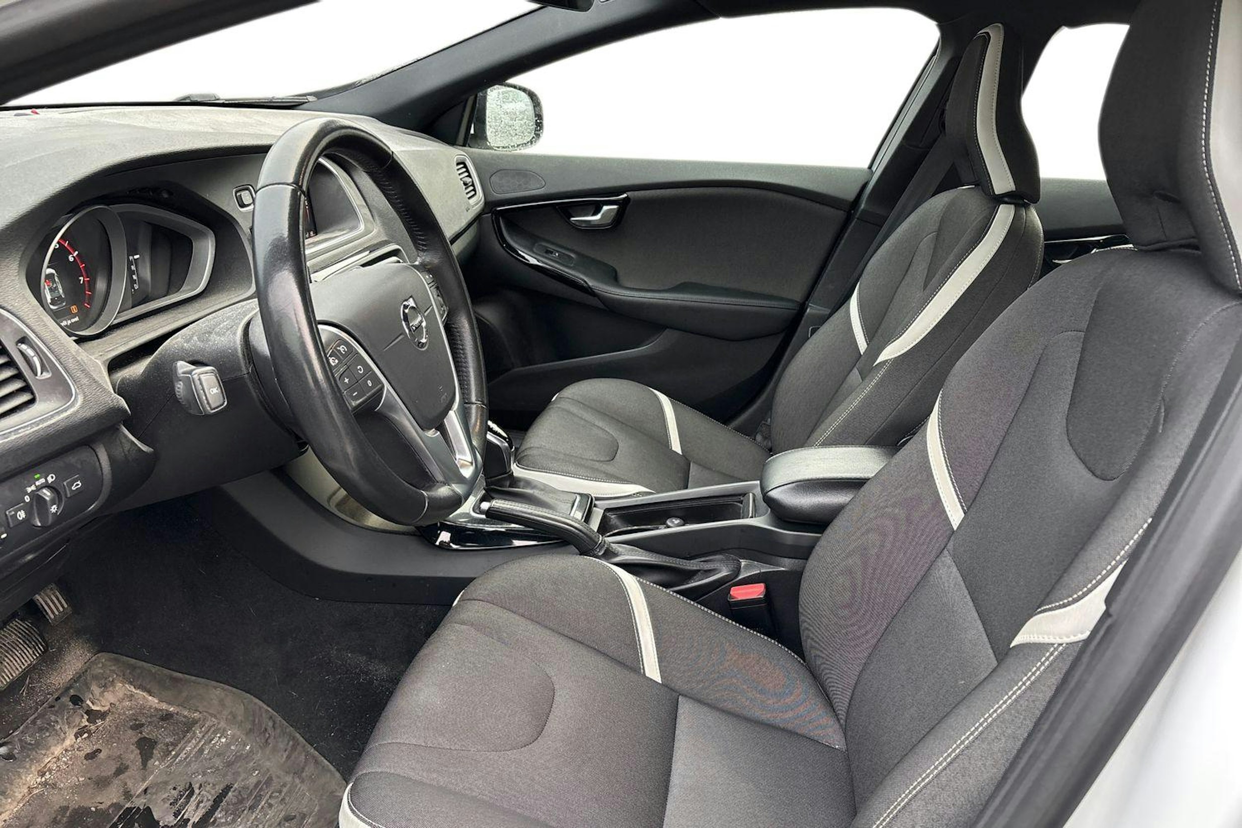 valkoinen Volvo V40 2019 kuva 3.