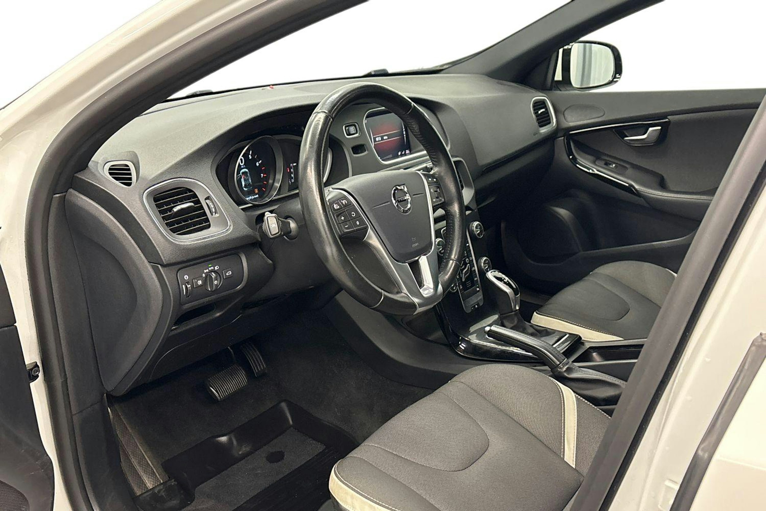 valkoinen Volvo V40 2019 kuva 6.