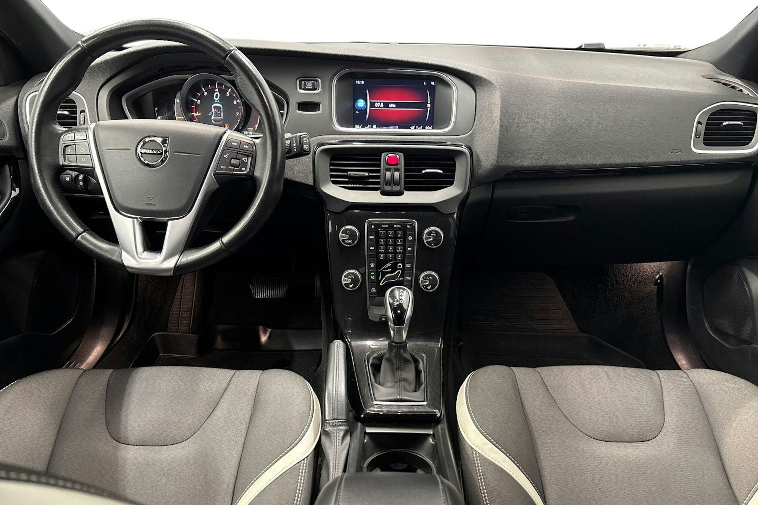 valkoinen Volvo V40 2019 kuva 7.