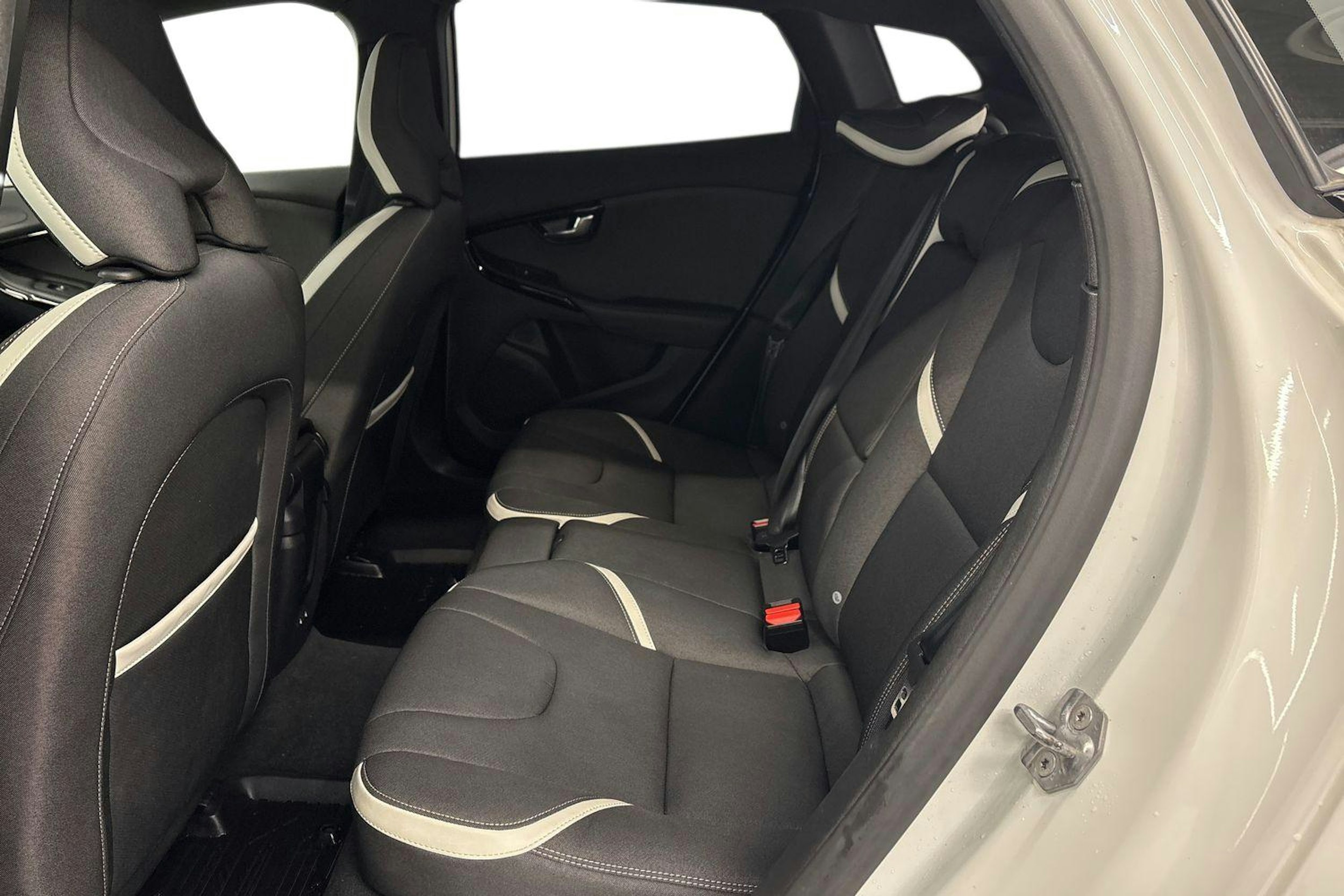 valkoinen Volvo V40 2019 kuva 8.