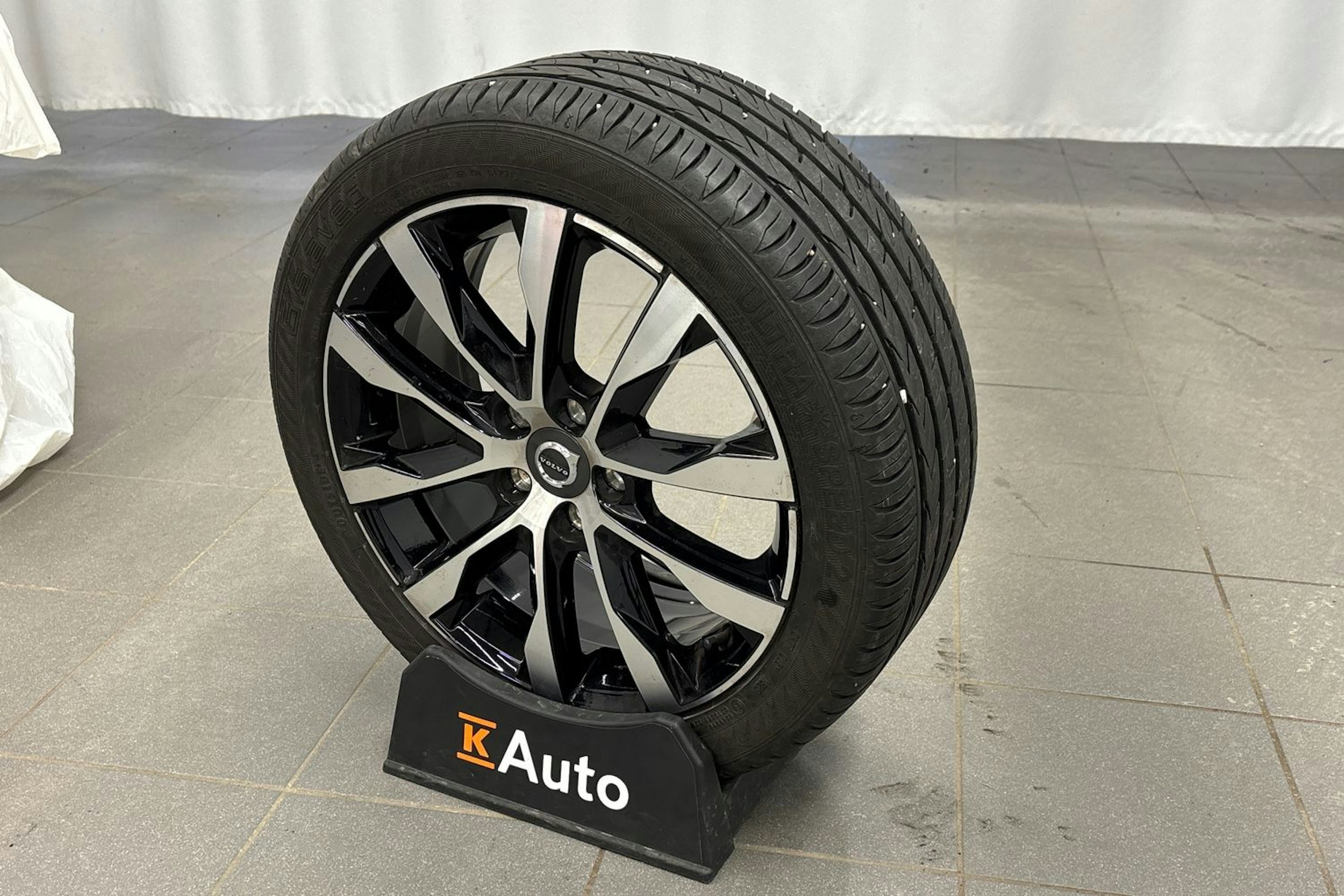 valkoinen Volvo V40 2019 kuva 11.