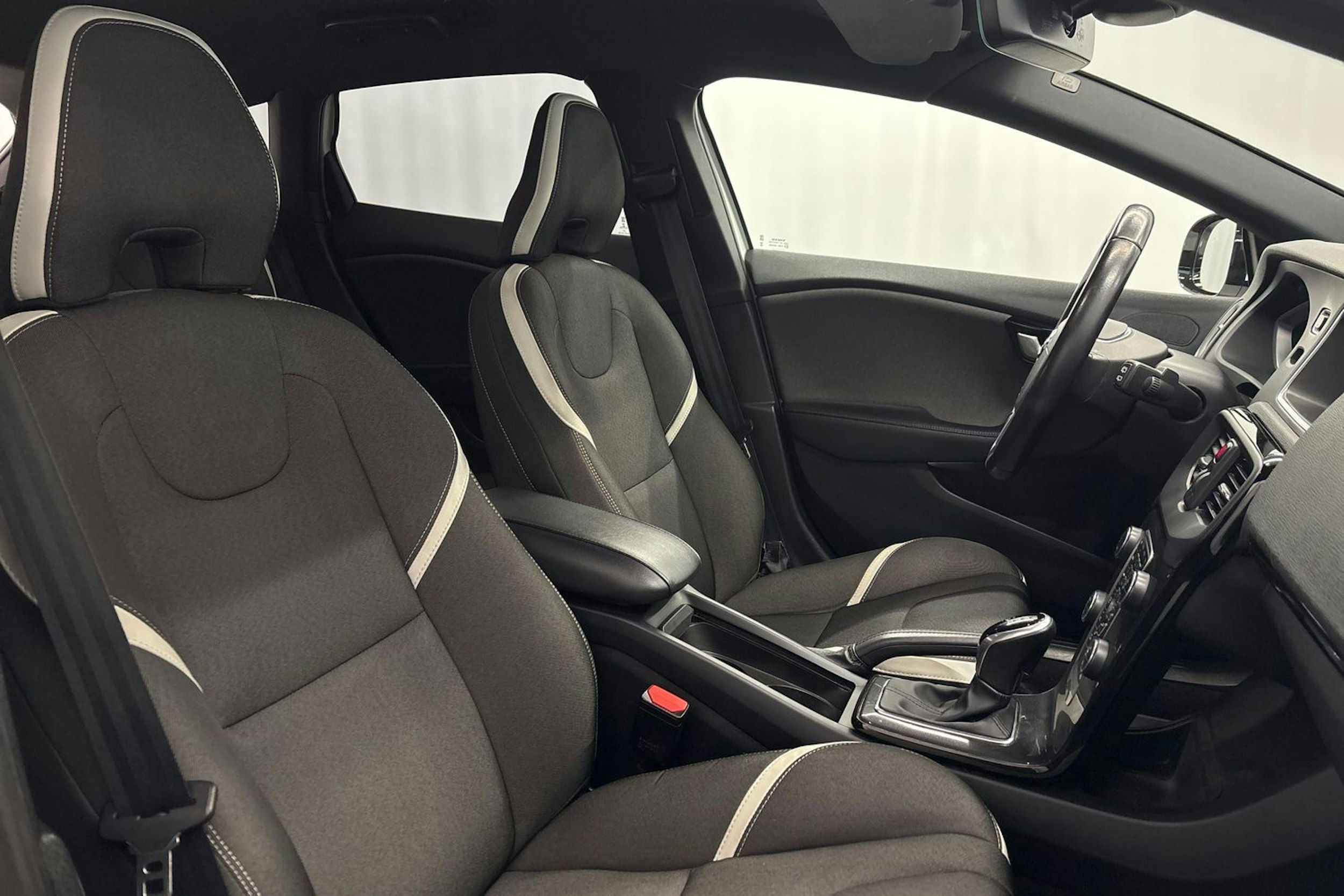 valkoinen Volvo V40 2019 kuva 12.