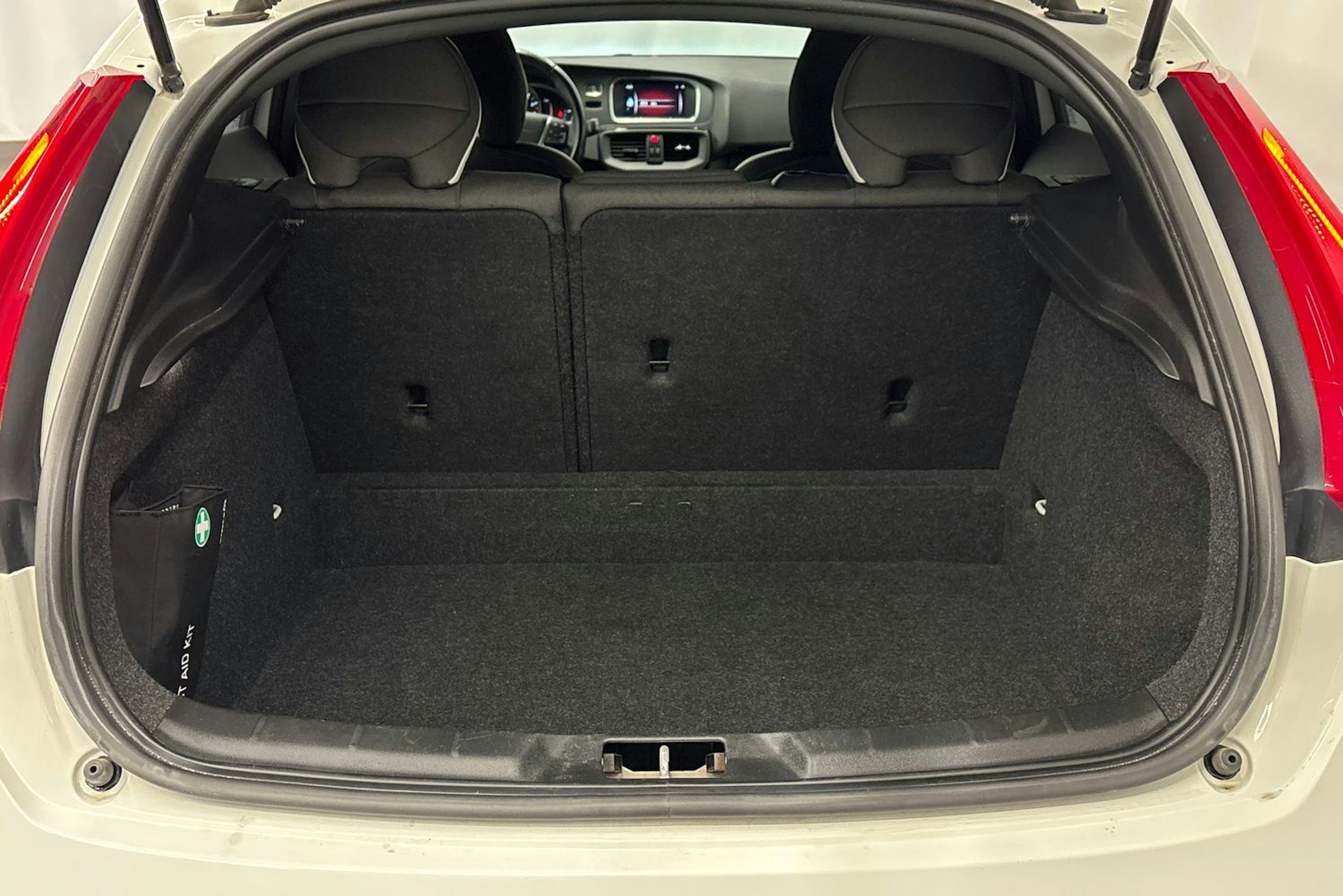 valkoinen Volvo V40 2019 kuva 13.