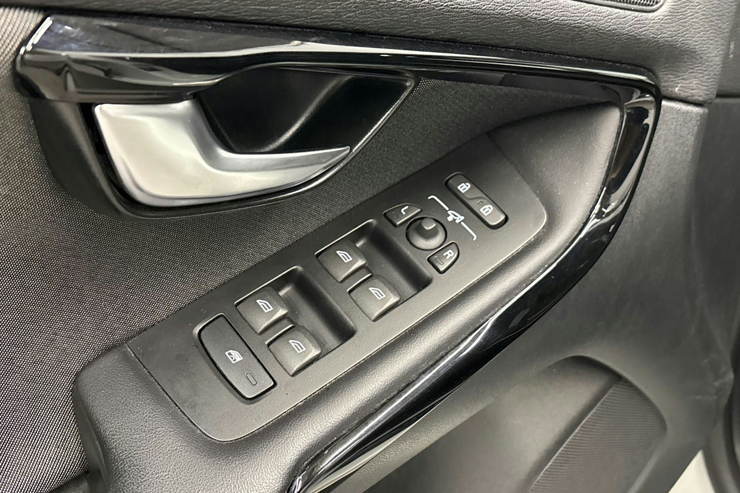 valkoinen Volvo V40 2019 kuva 16.