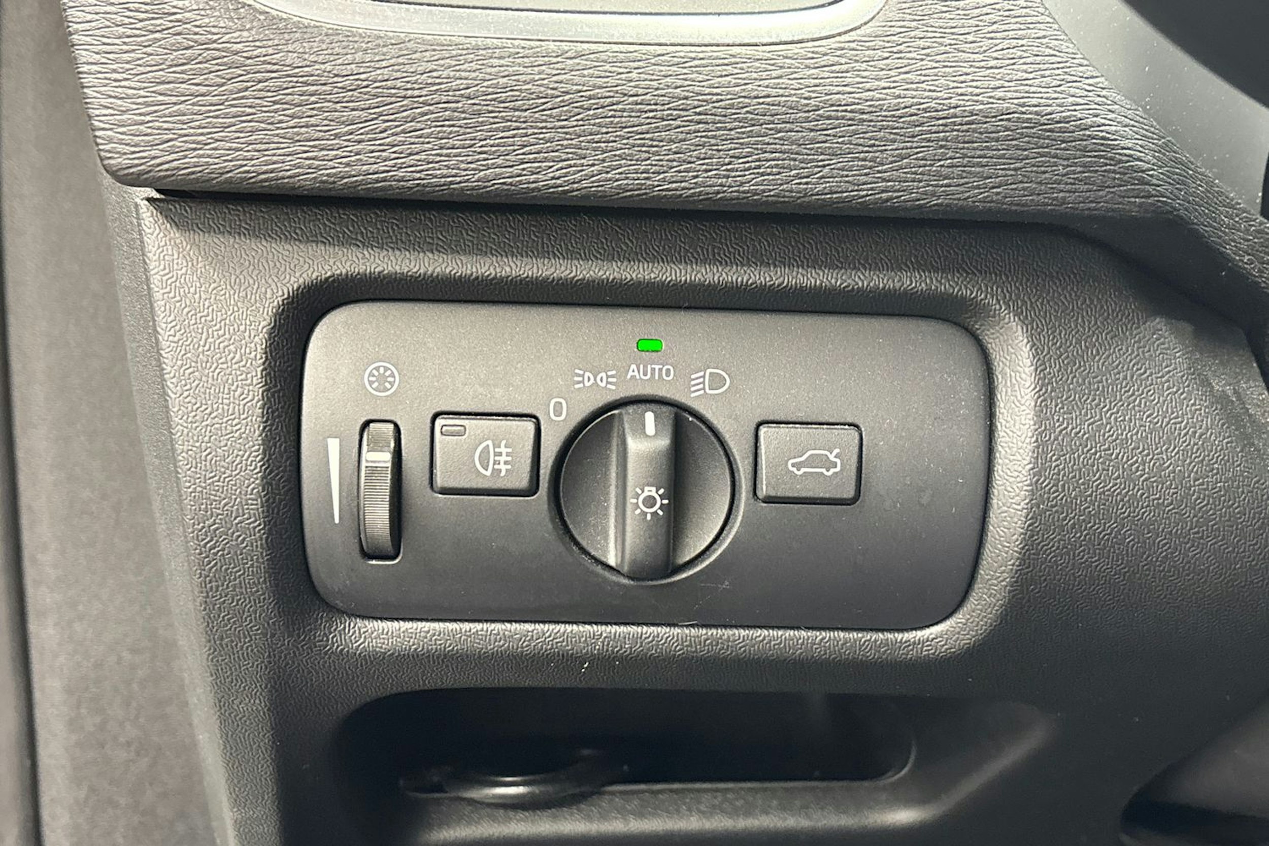 valkoinen Volvo V40 2019 kuva 17.