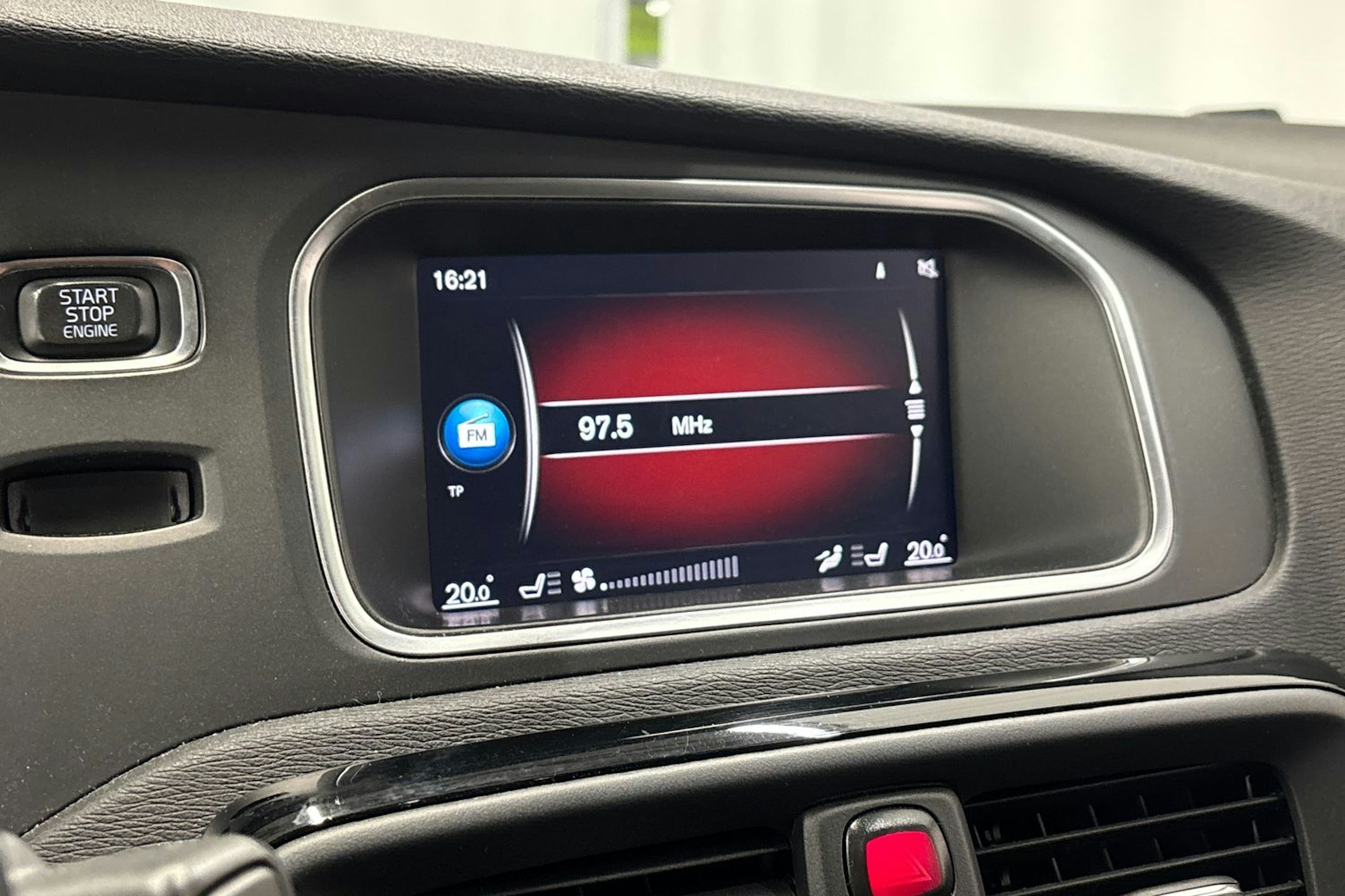 valkoinen Volvo V40 2019 kuva 21.