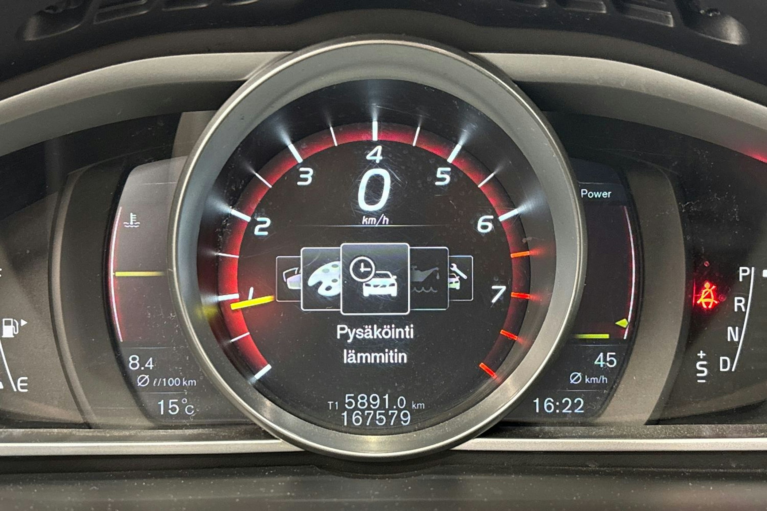 valkoinen Volvo V40 2019 kuva 23.