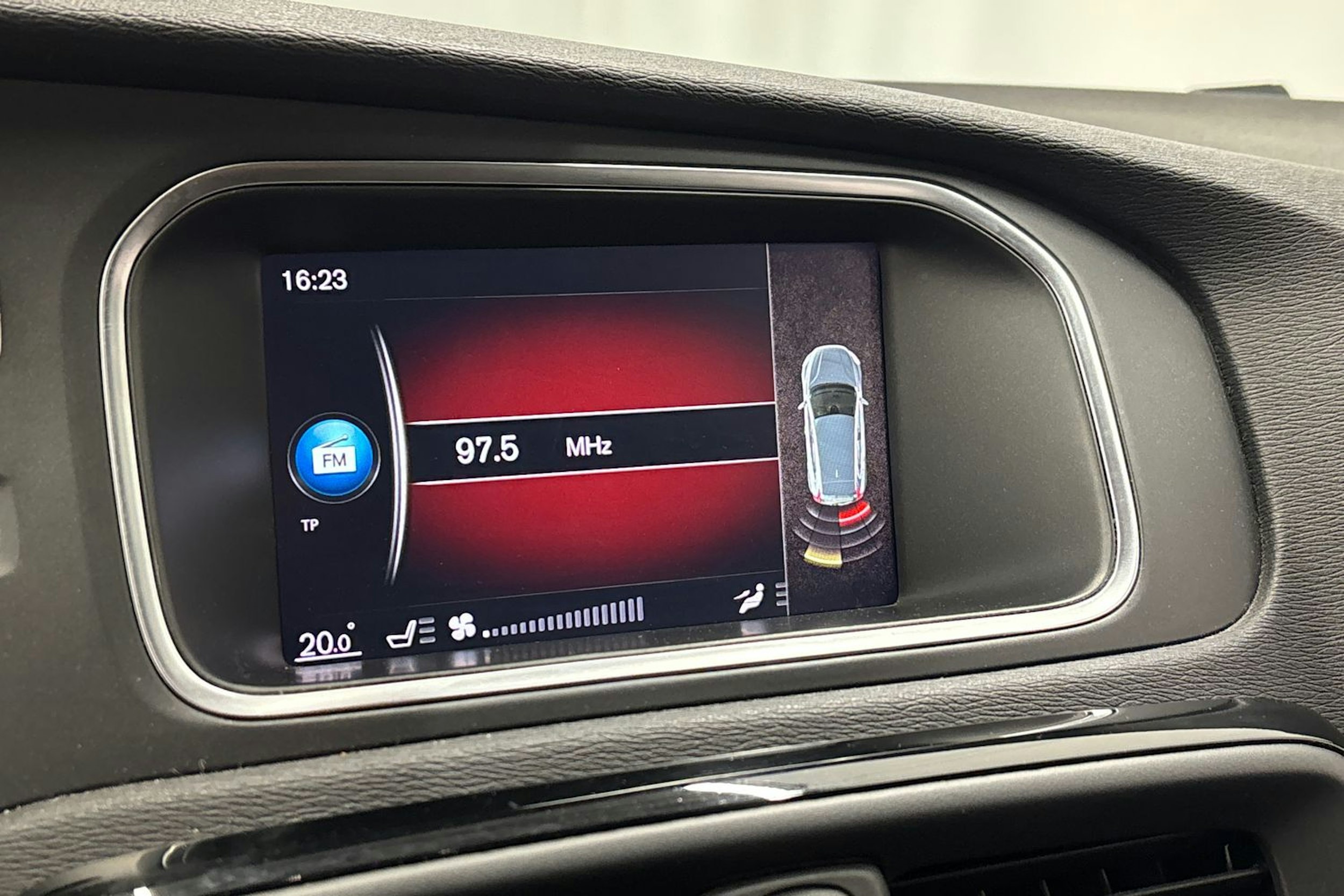 valkoinen Volvo V40 2019 kuva 24.