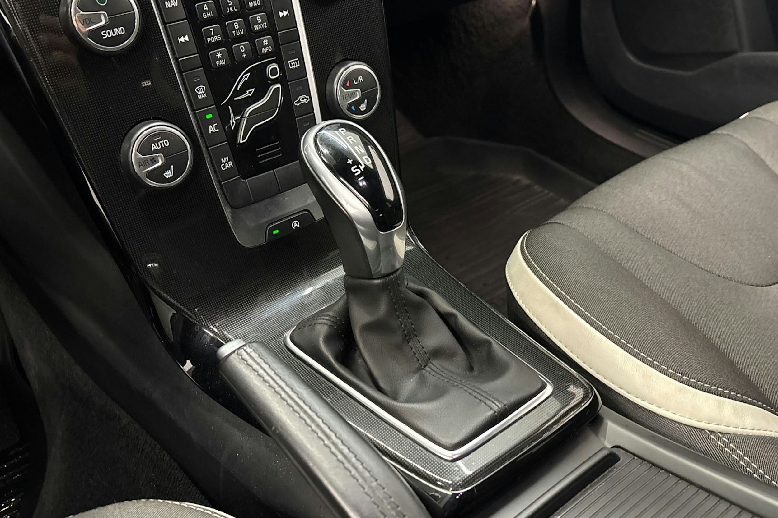 valkoinen Volvo V40 2019 kuva 26.