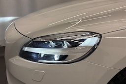 valkoinen Volvo V40 2019 kuva 27.