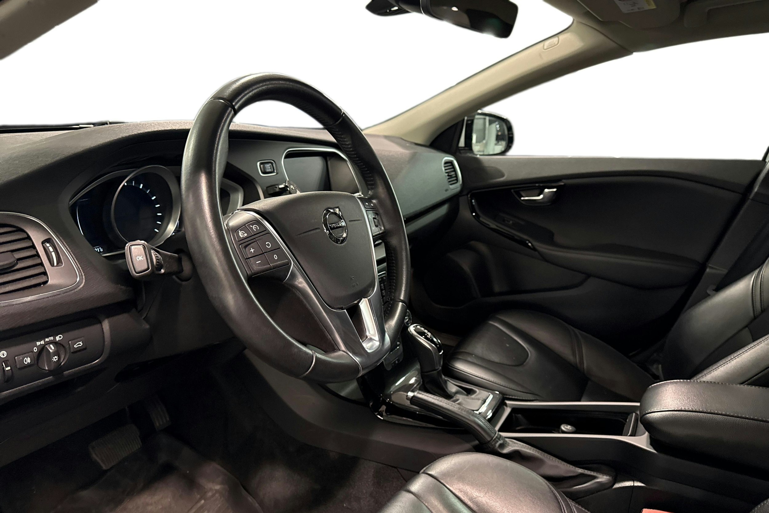 valkoinen Volvo V40 2019 kuva 7.