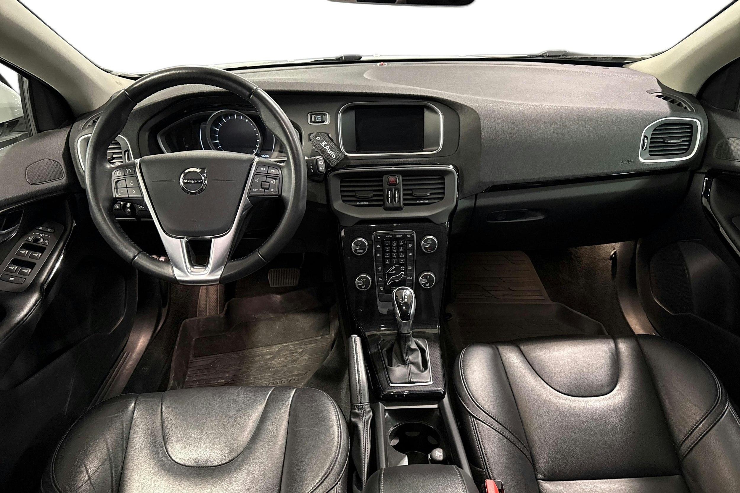 valkoinen Volvo V40 2019 kuva 9.