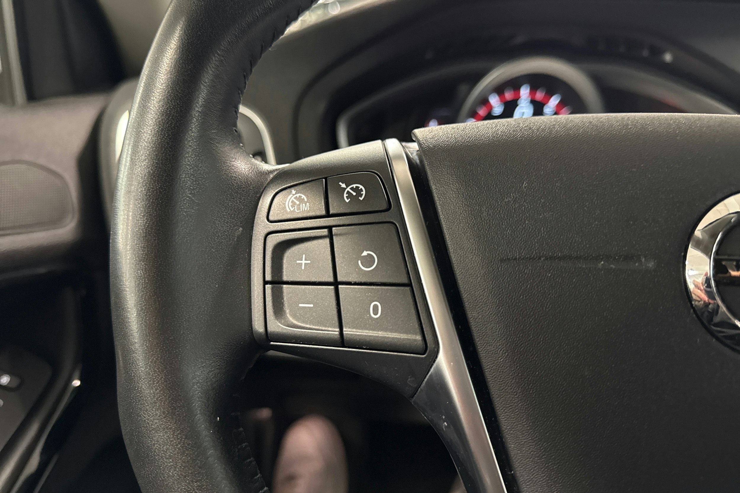 valkoinen Volvo V40 2019 kuva 16.