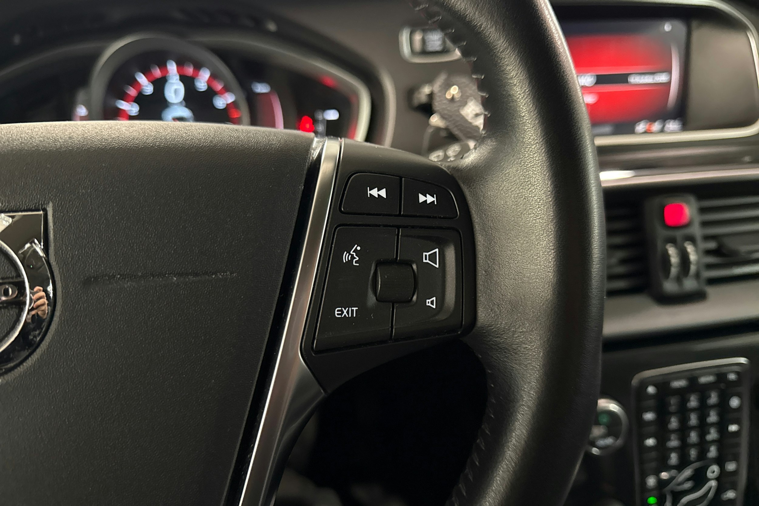 valkoinen Volvo V40 2019 kuva 17.