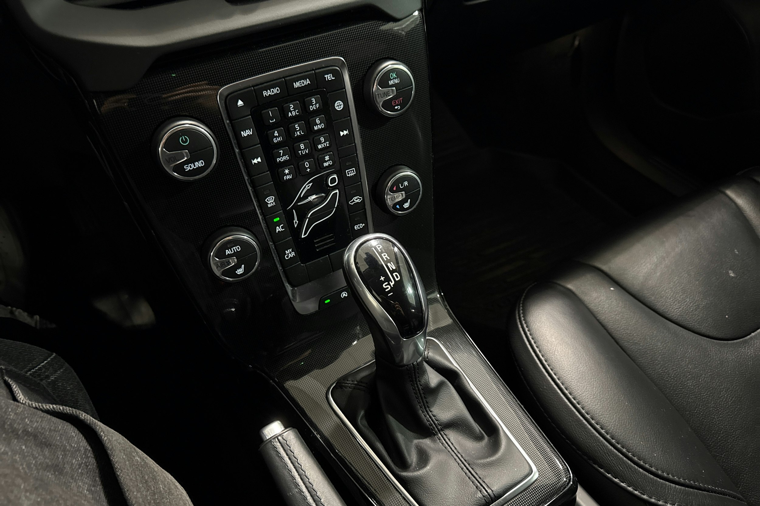 valkoinen Volvo V40 2019 kuva 18.