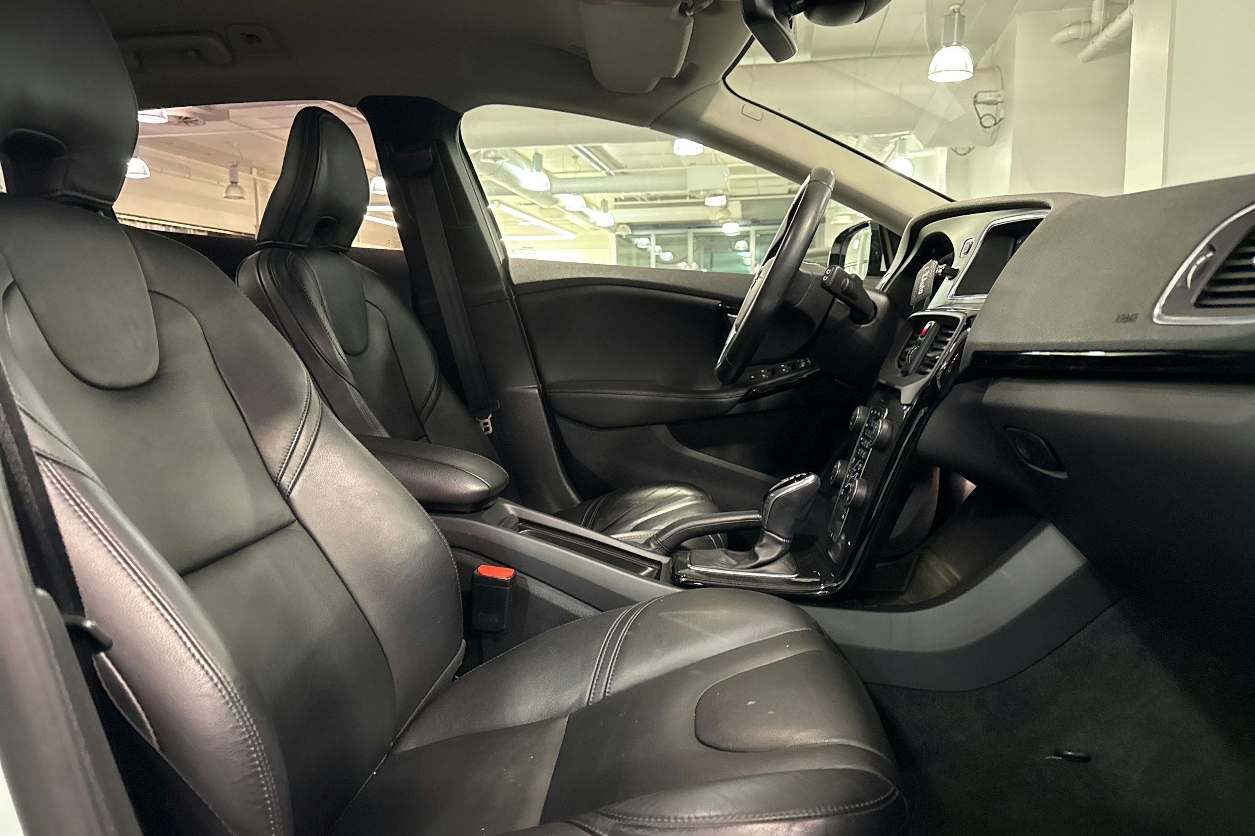 valkoinen Volvo V40 2019 kuva 21.