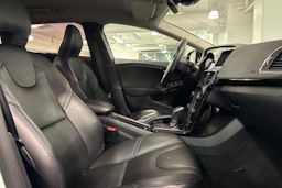 valkoinen Volvo V40 2019 kuva 21.