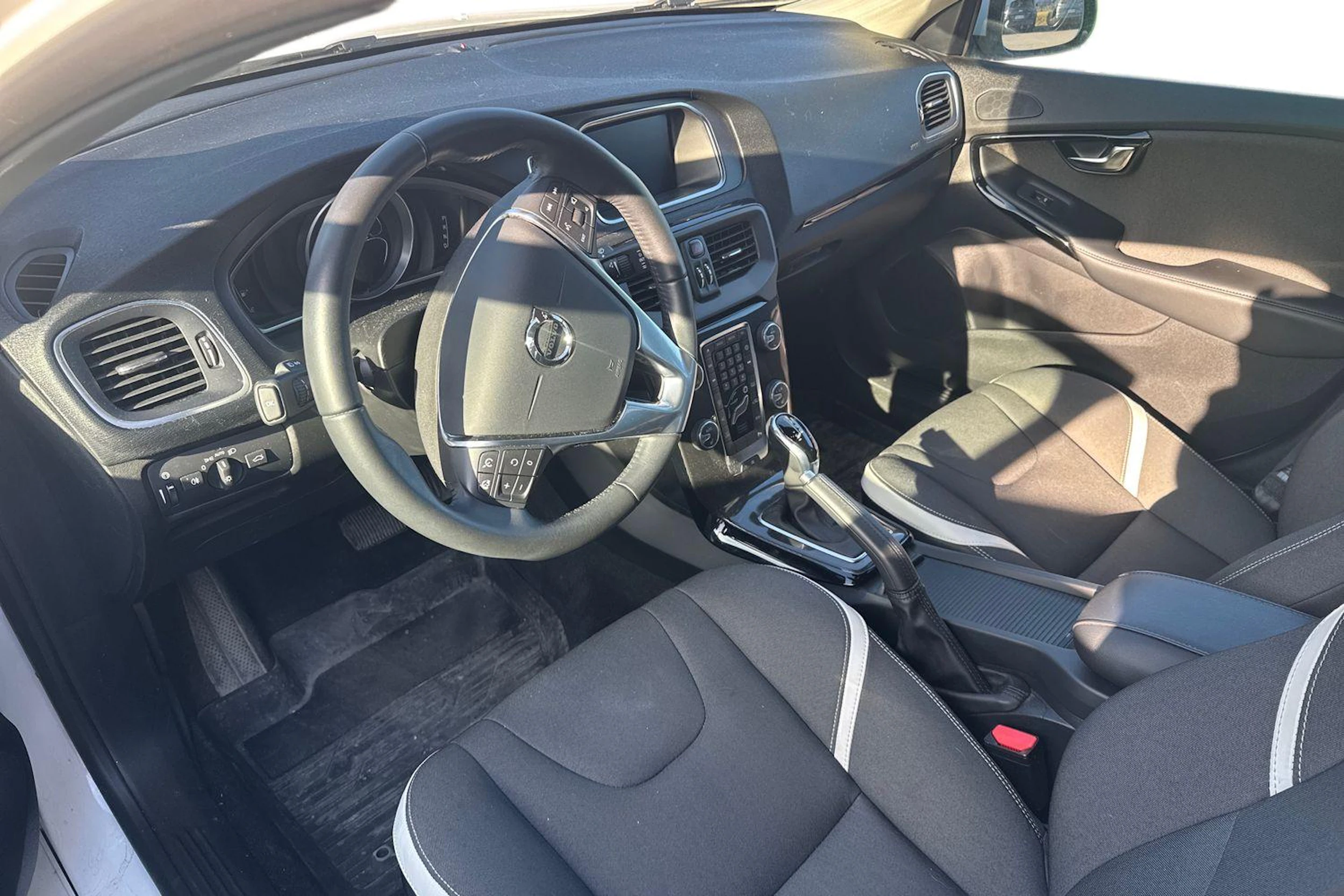 Valkoinen Volvo V40 2019 kuva 3.