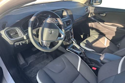 Valkoinen Volvo V40 2019 kuva 3.