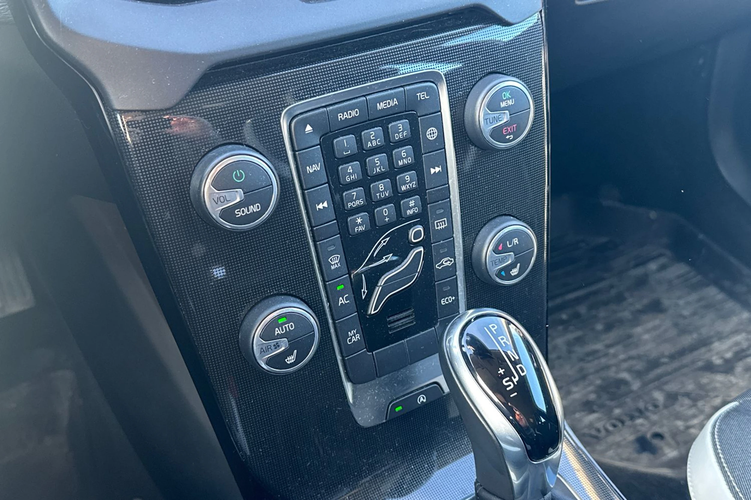 Valkoinen Volvo V40 2019 kuva 4.