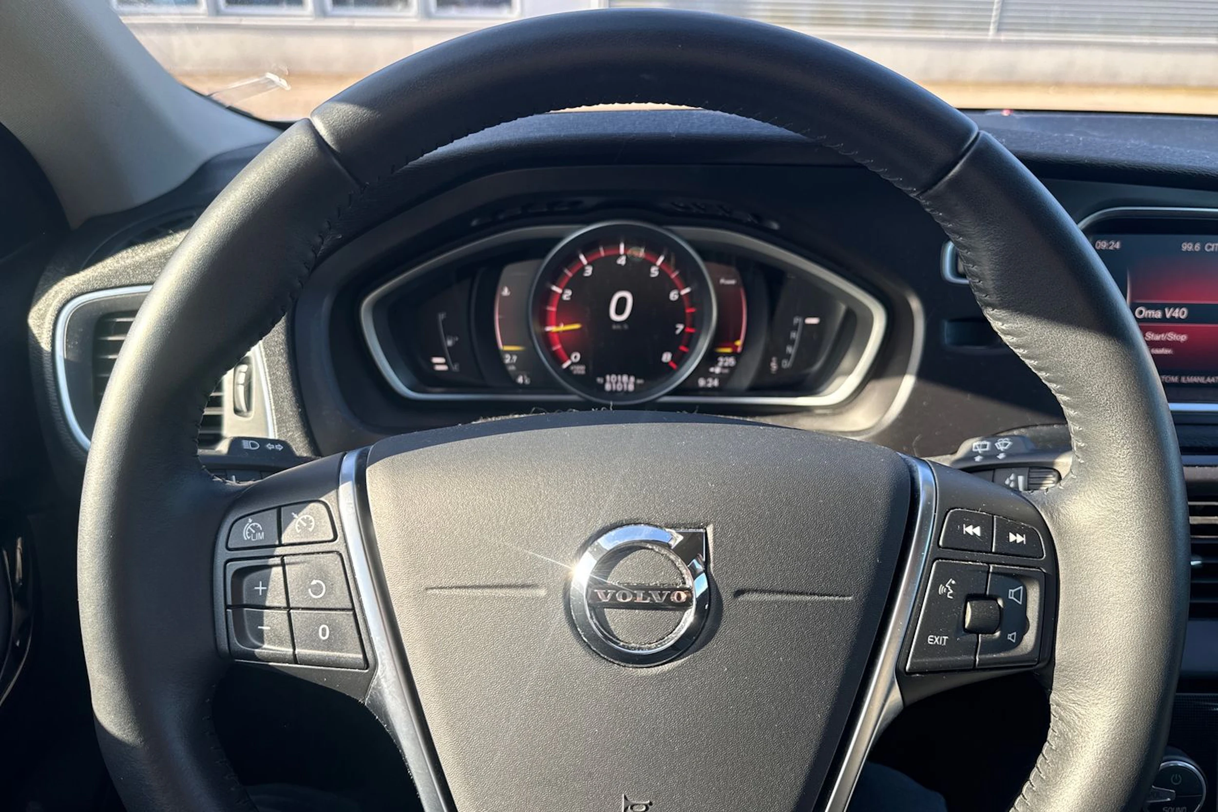 Valkoinen Volvo V40 2019 kuva 5.