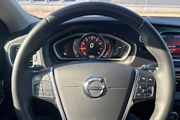 Valkoinen Volvo V40 2019 kuva 5.