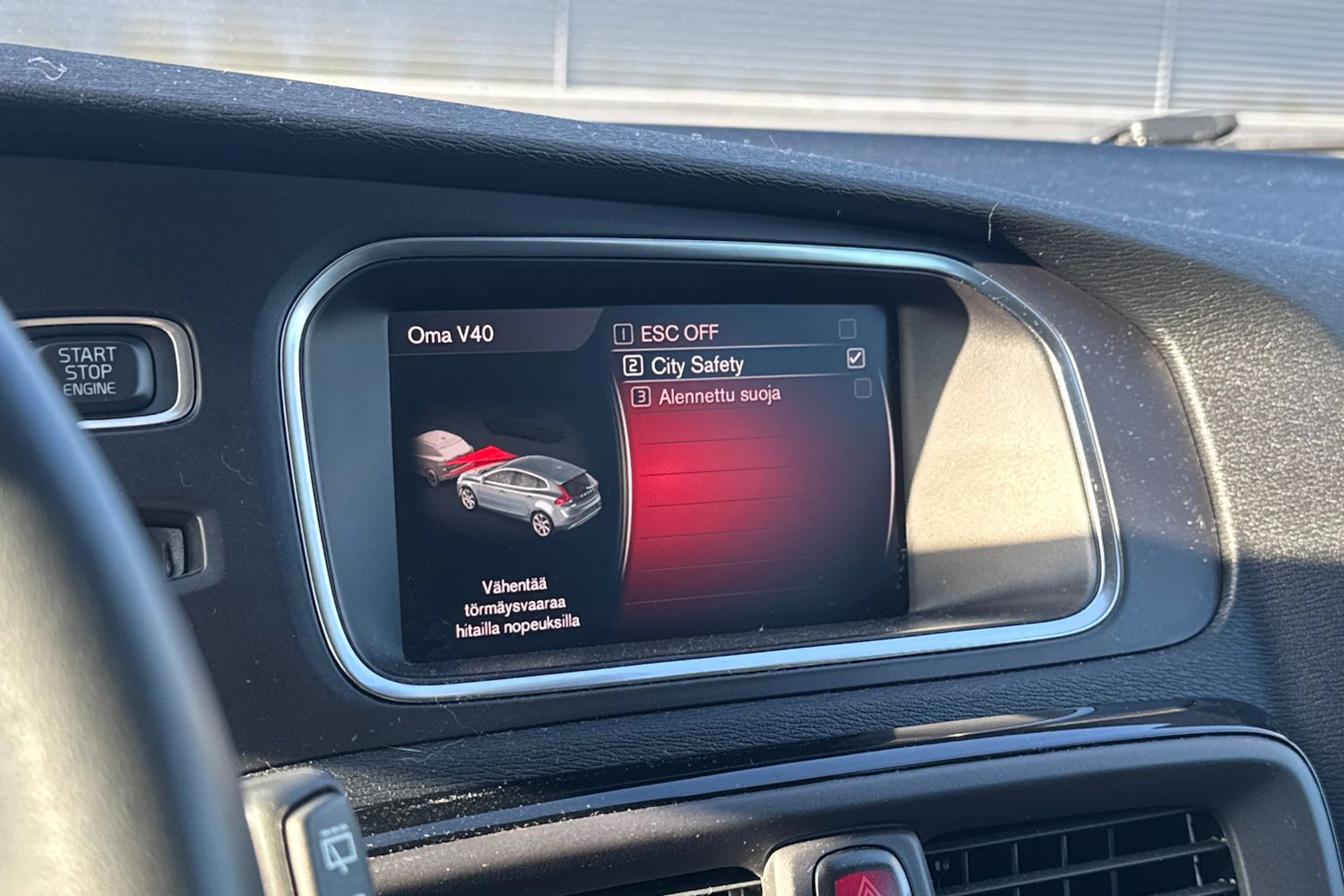 Valkoinen Volvo V40 2019 kuva 8.