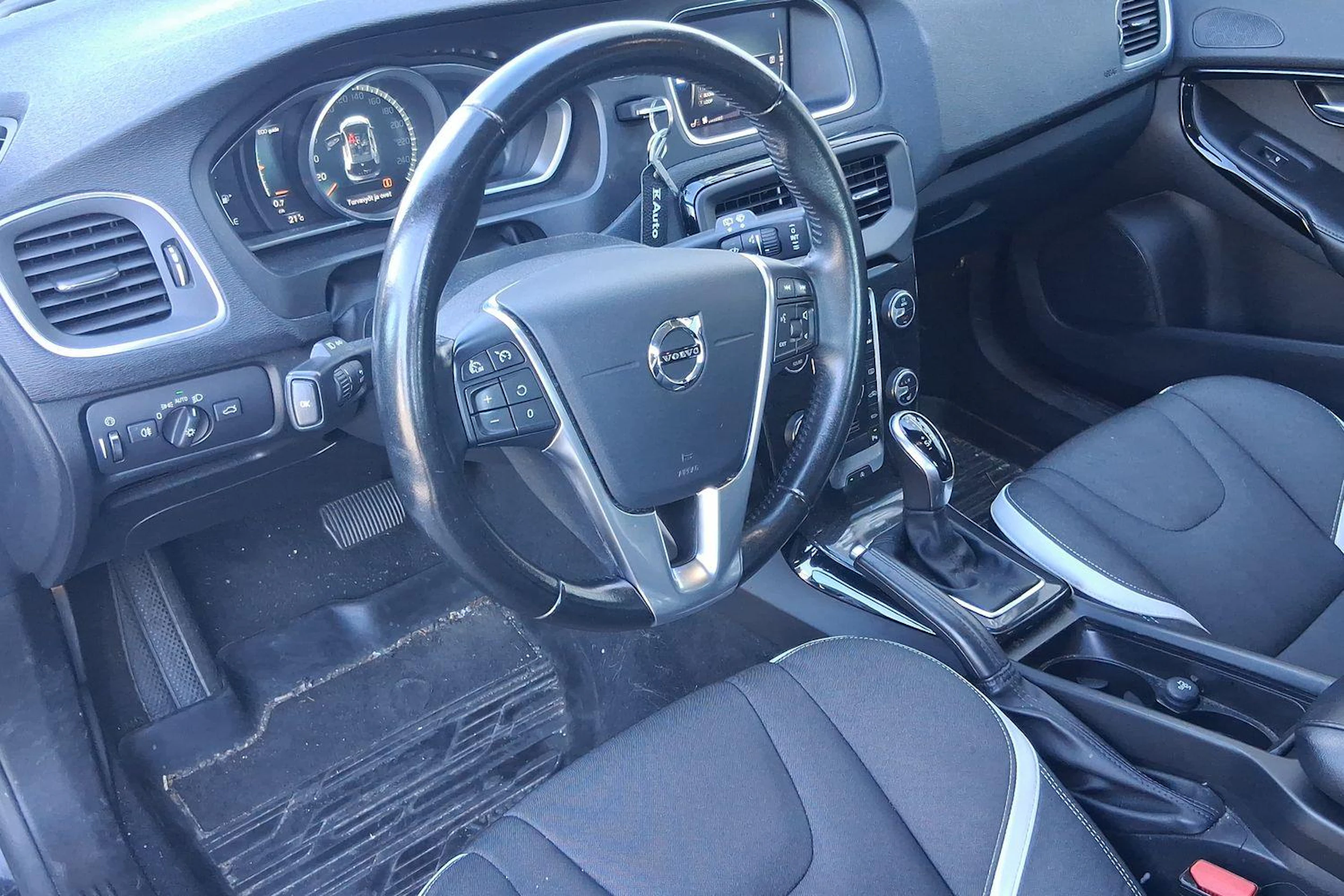 musta Volvo V40 2019 kuva 3.