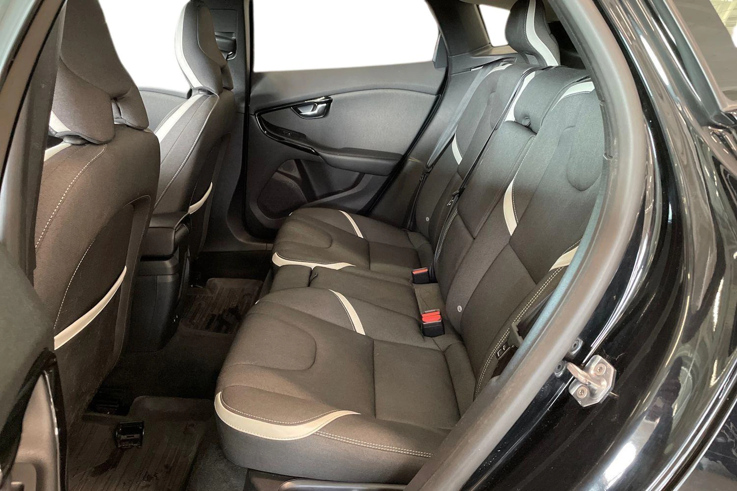 musta Volvo V40 2019 kuva 8.