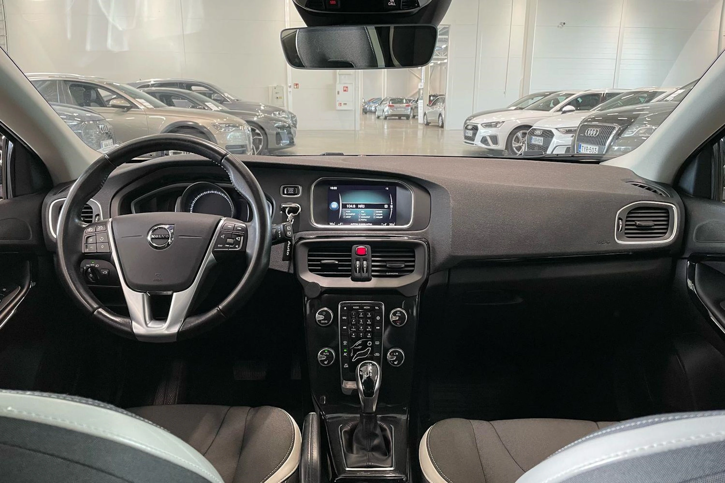 musta Volvo V40 2019 kuva 11.