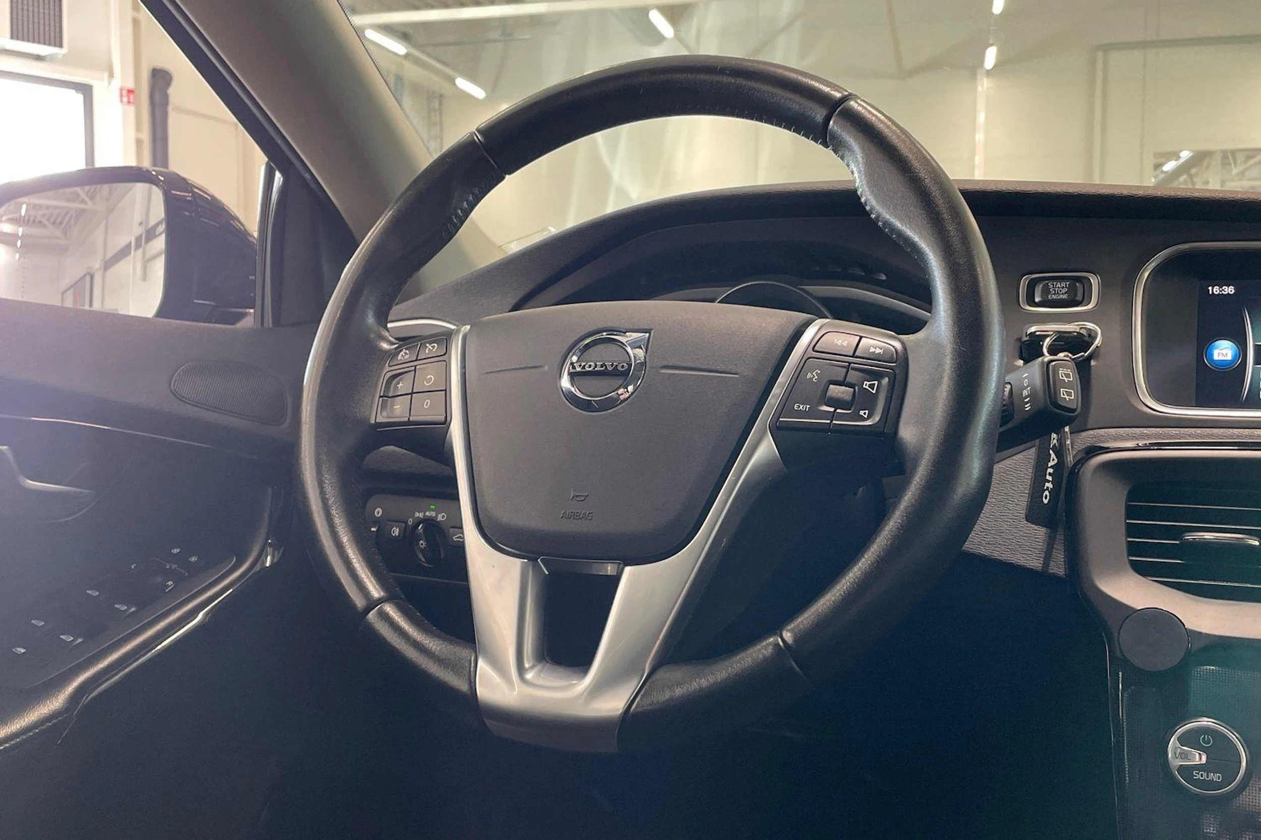 musta Volvo V40 2019 kuva 12.