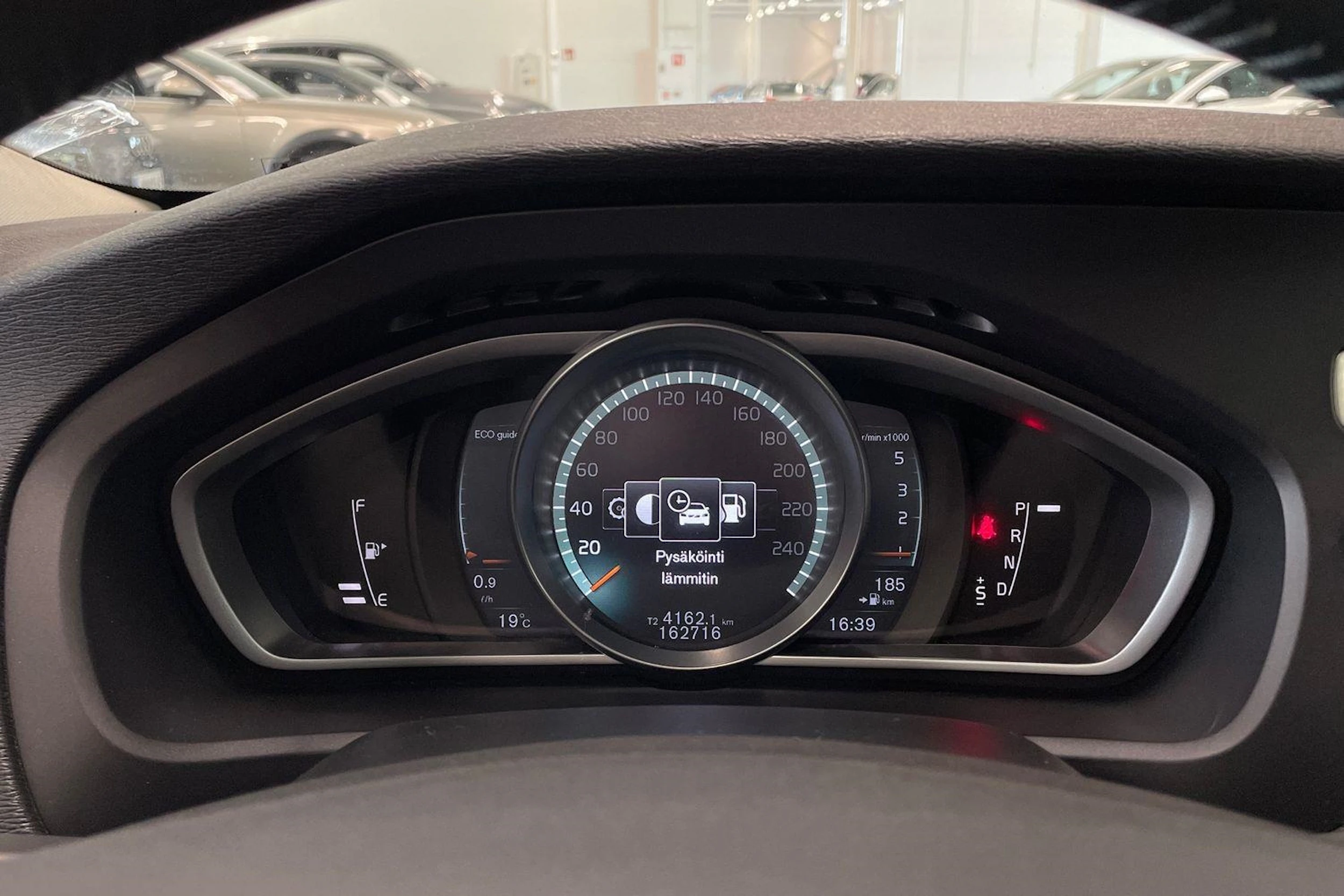 musta Volvo V40 2019 kuva 13.