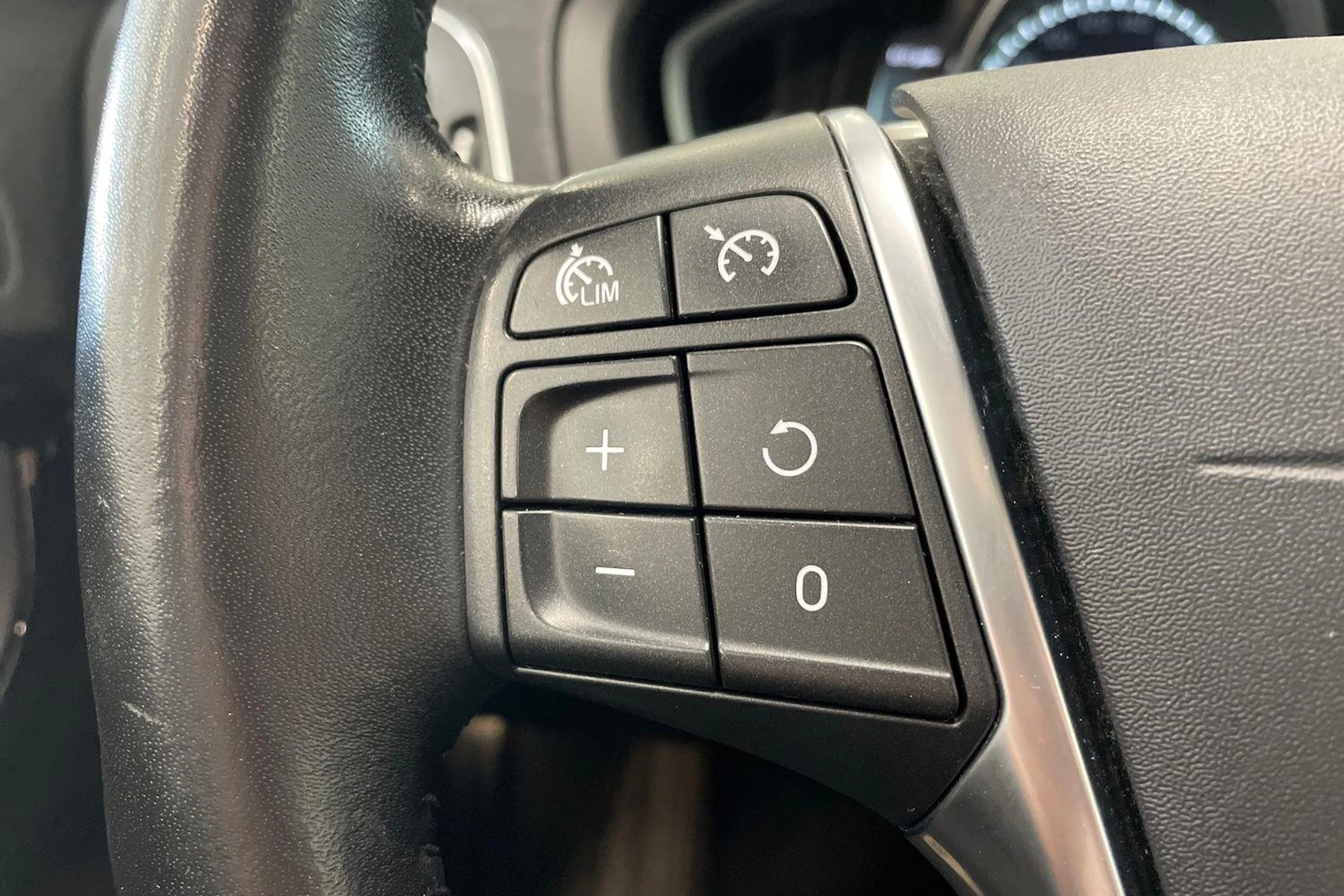 musta Volvo V40 2019 kuva 15.