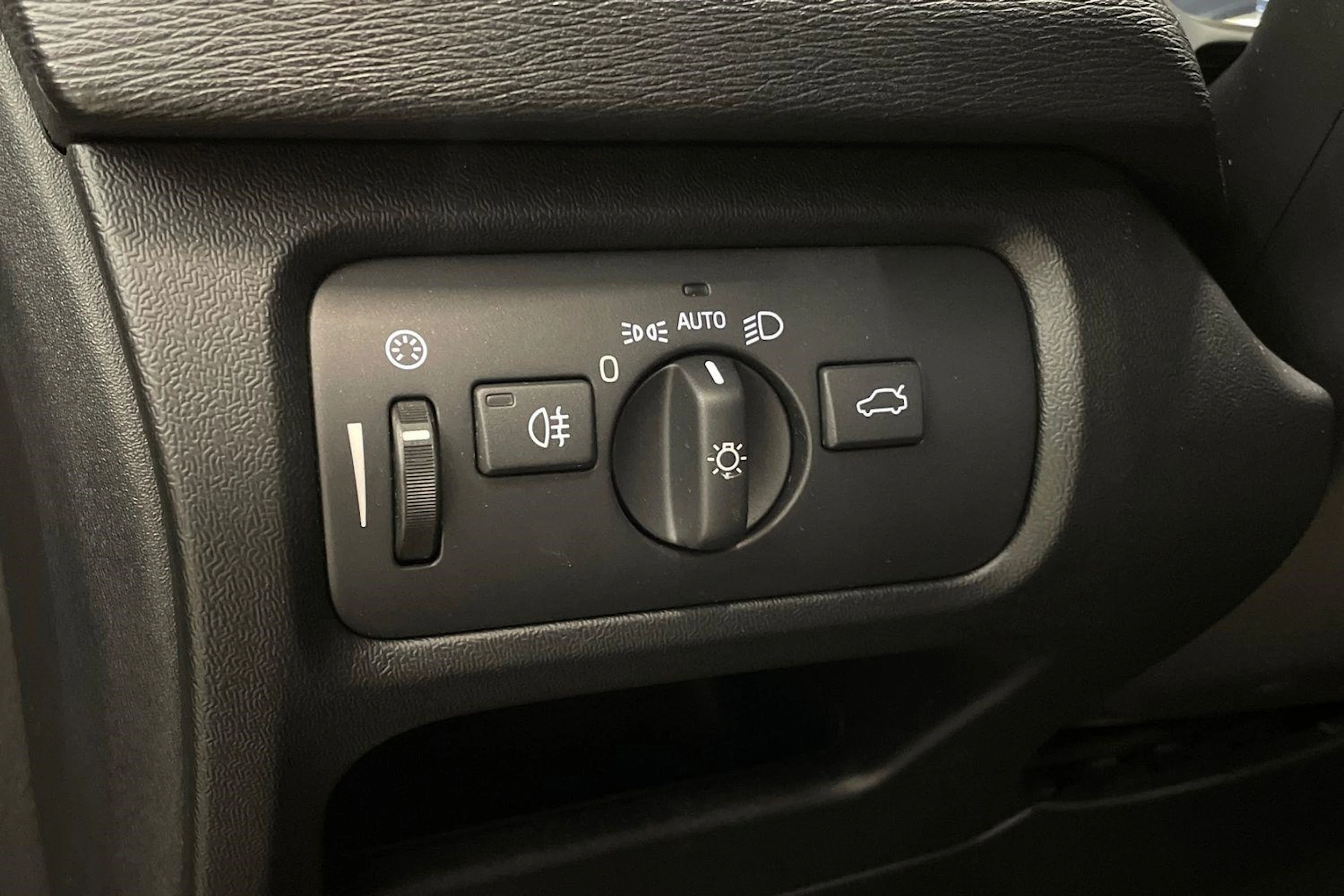 musta Volvo V40 2019 kuva 26.