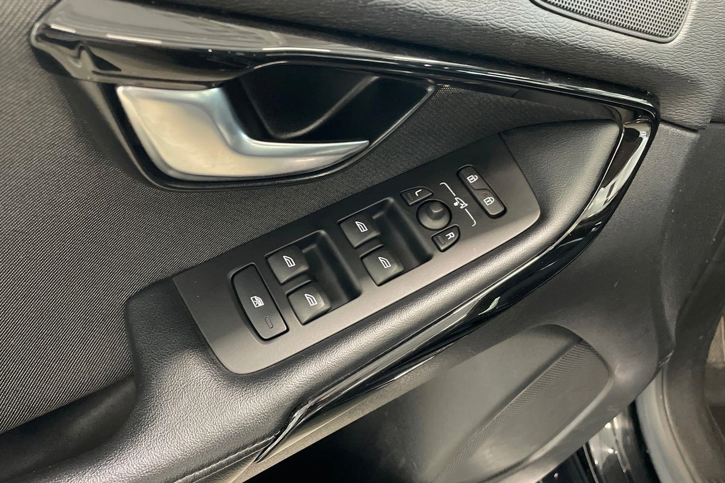 musta Volvo V40 2019 kuva 27.