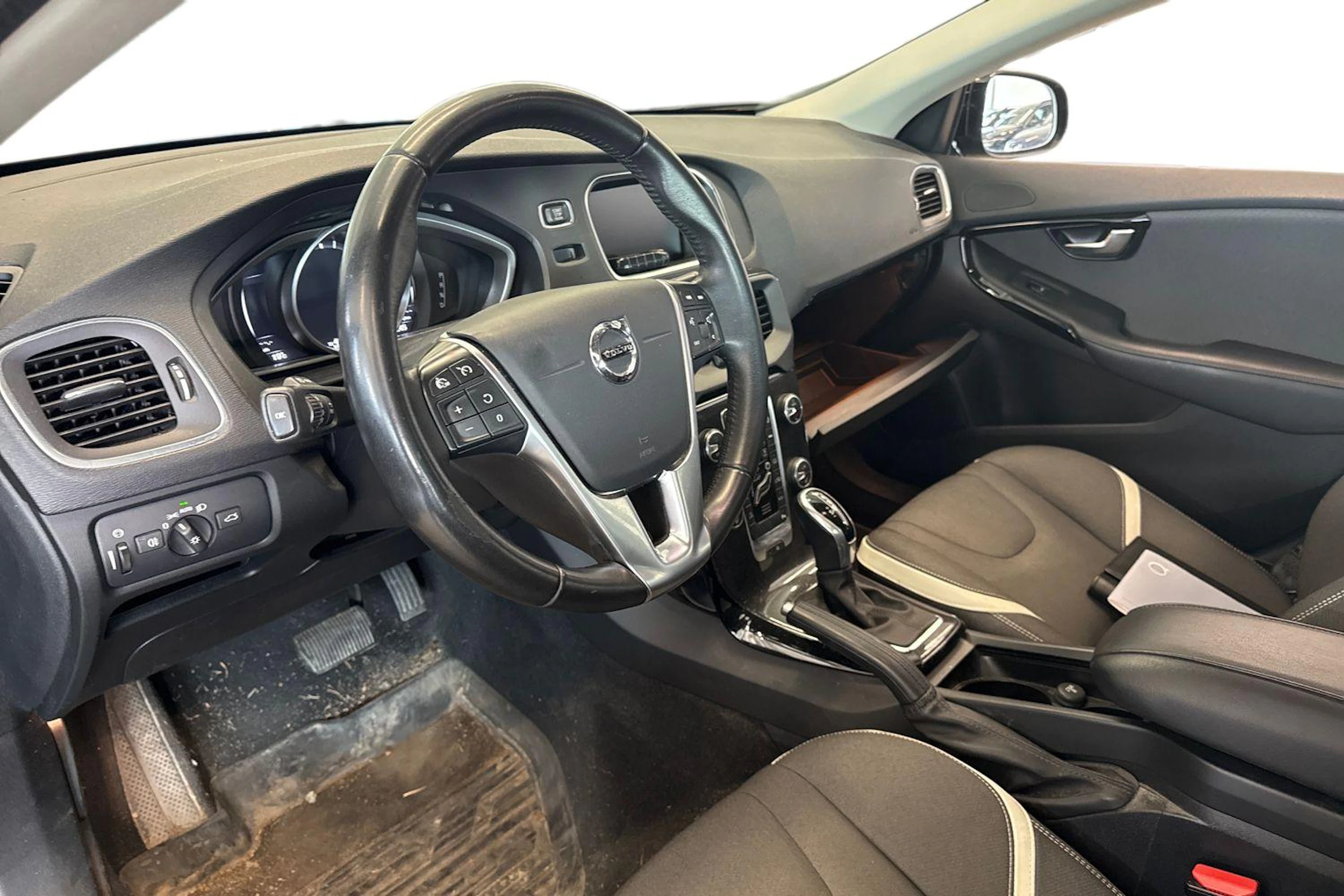 Musta Volvo V40 2020 kuva 3.